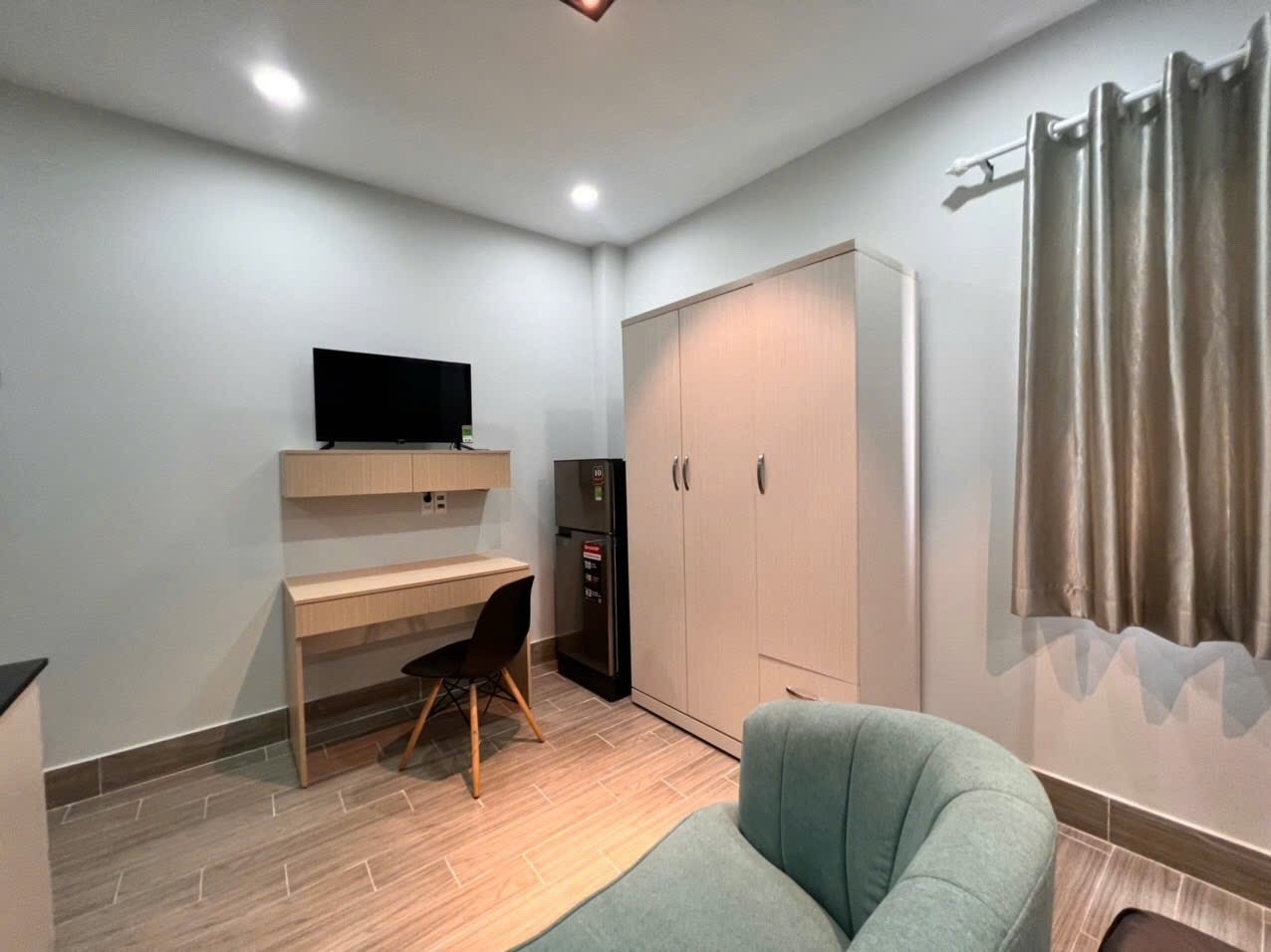 Phòng trọ Studio 25m2 tại T Home Nguyễn Trọng Tuyển - Phú Nhuận - Góc làm việc