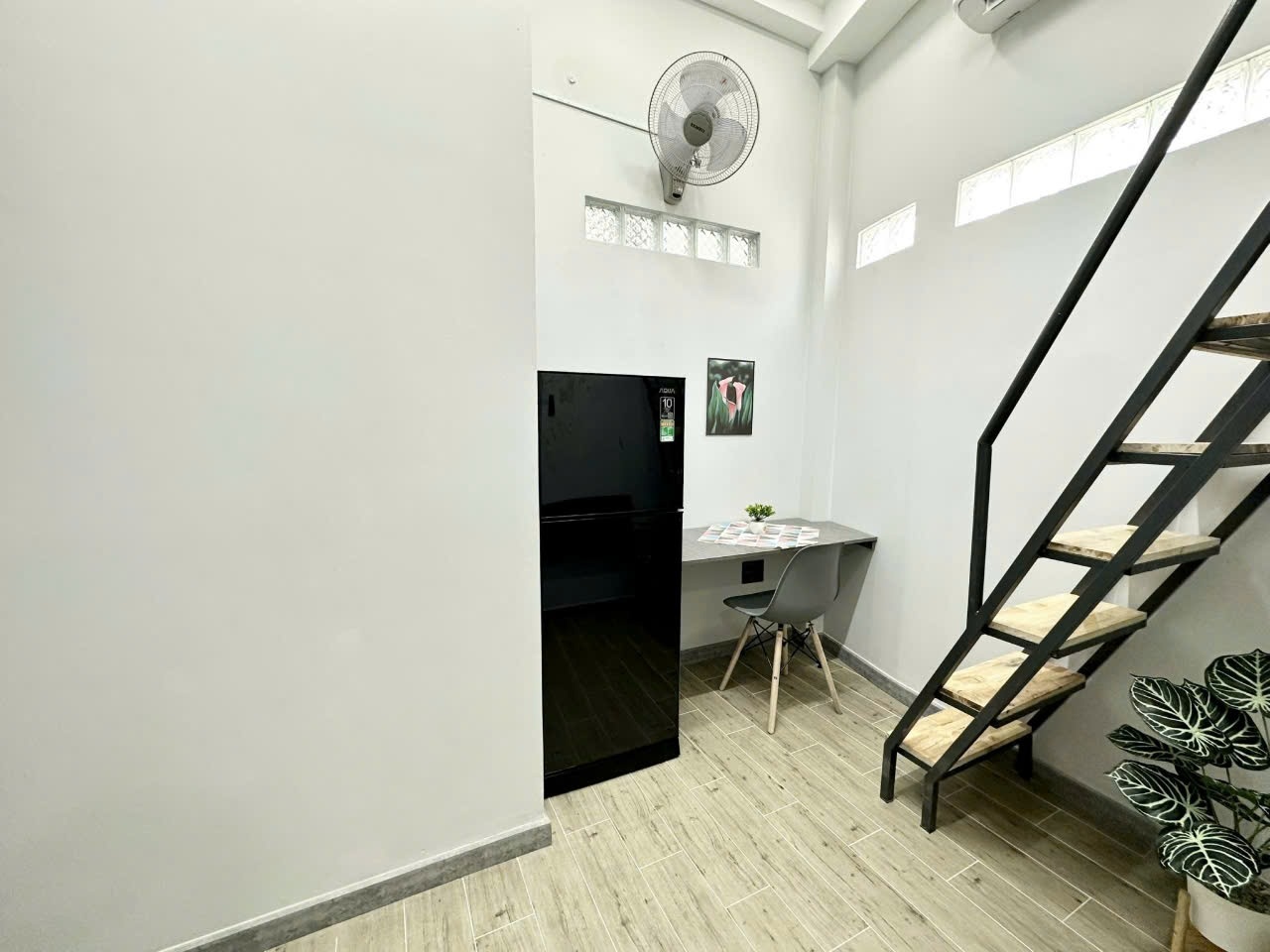 Phòng trọ Duplex 20m2 tại SàiGònTrọ Nguyễn Thượng Hiền - Bình Thạnh - Phòng khách