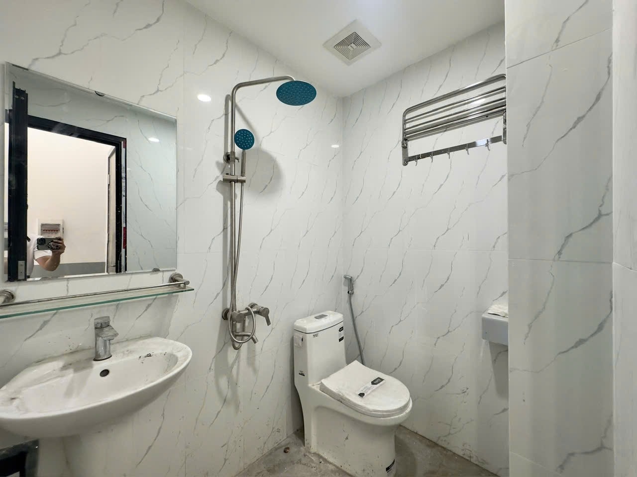 Phòng trọ Studio 25m2 tại Funhome Trung Kính - Cầu Giấy - Phòng tắm