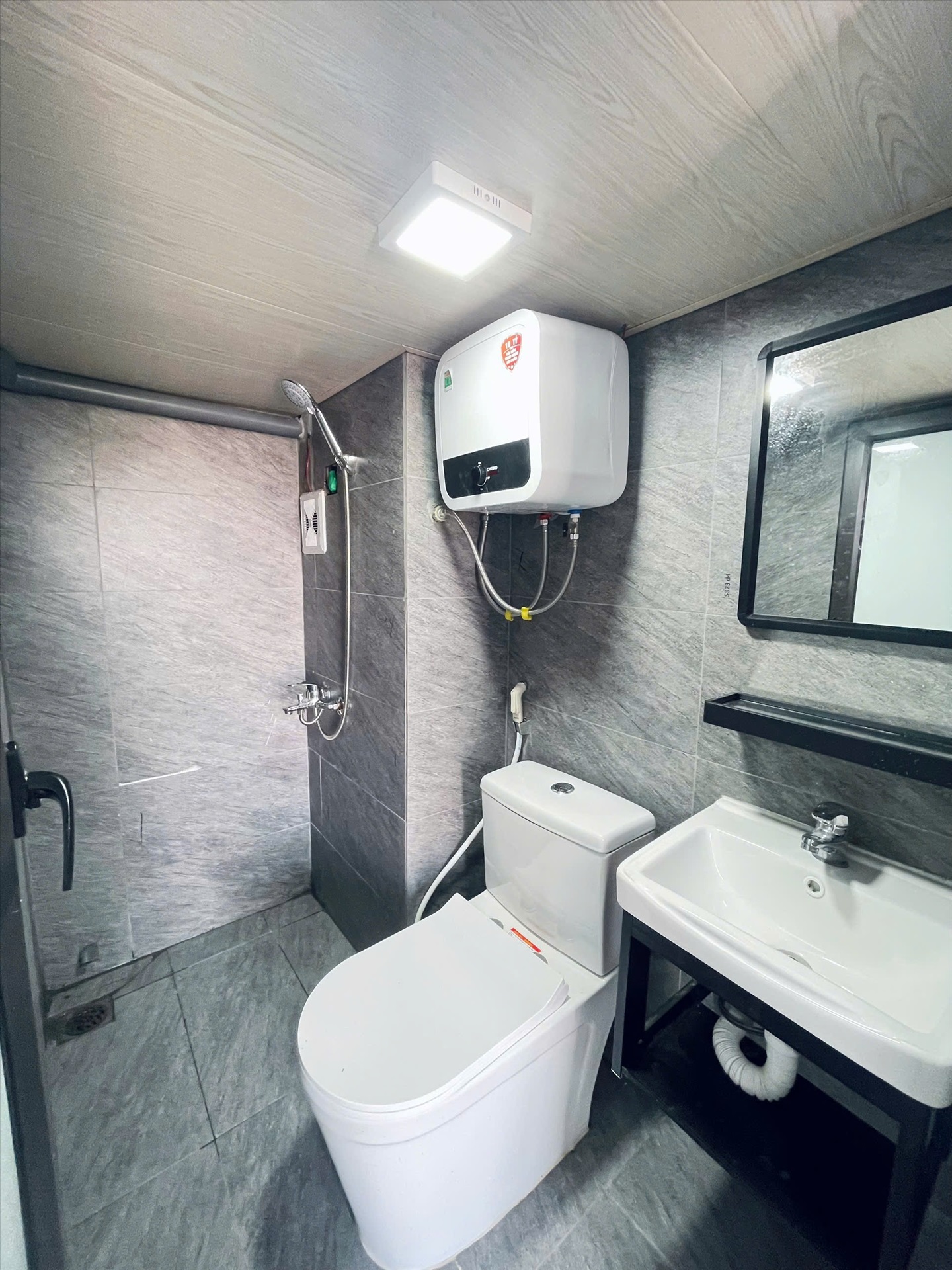 Phòng trọ Duplex 25m2 tại NT Apartment Yên Hòa - Cầu Giấy - Phòng tắm