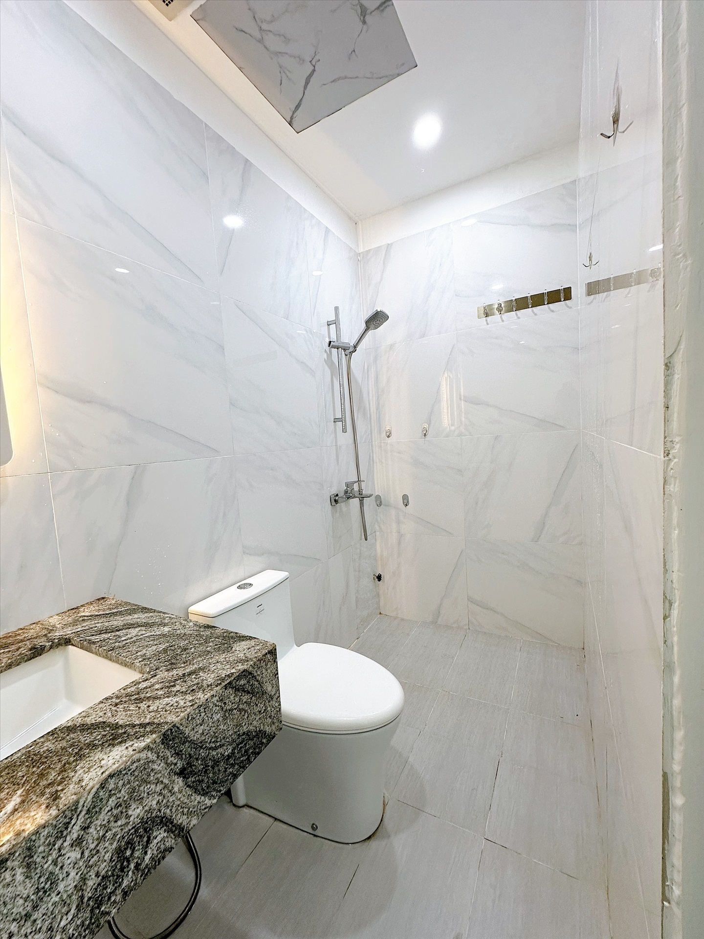Phòng trọ Studio 25m2 tại Fam Home Ích Thiện - Tân Phú - Phòng tắm