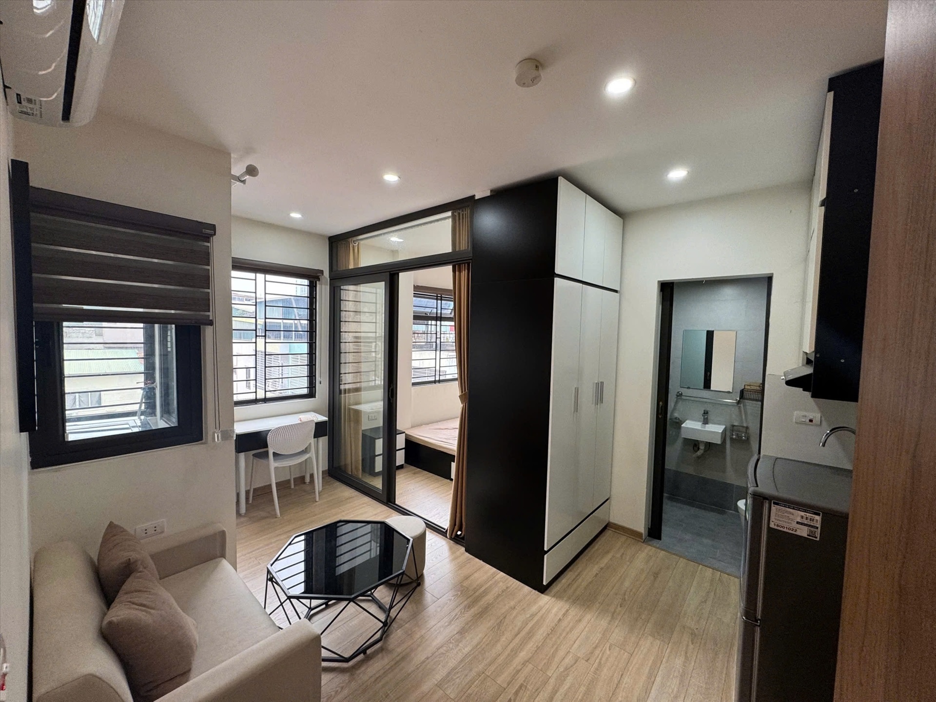 Phòng trọ Studio 30m2 tại DL House Trần Thái Tông - Cầu Giấy - Phòng khách