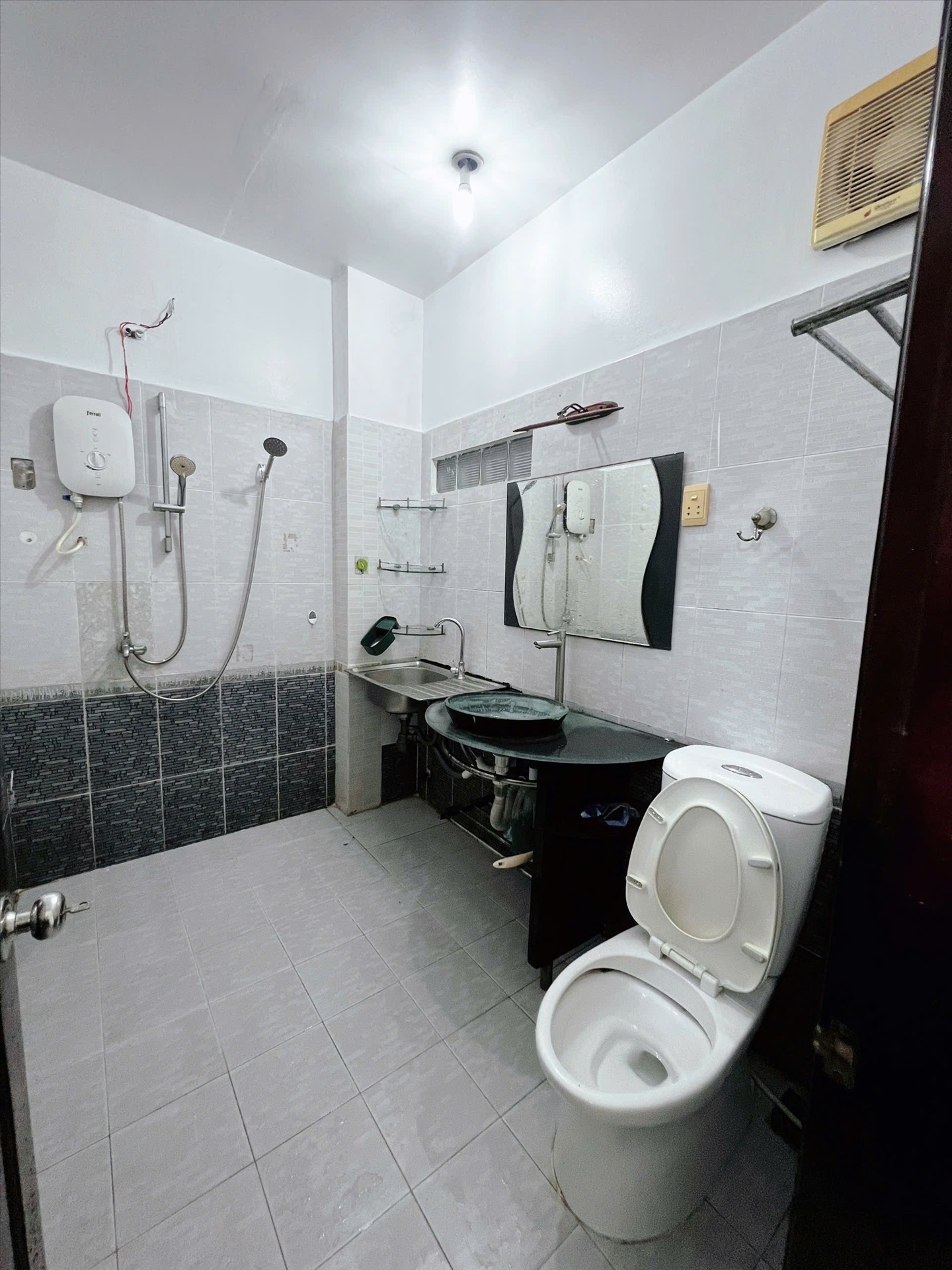Phòng trọ NE House Huỳnh Văn Bánh - Phú Nhuận - Phòng (*)