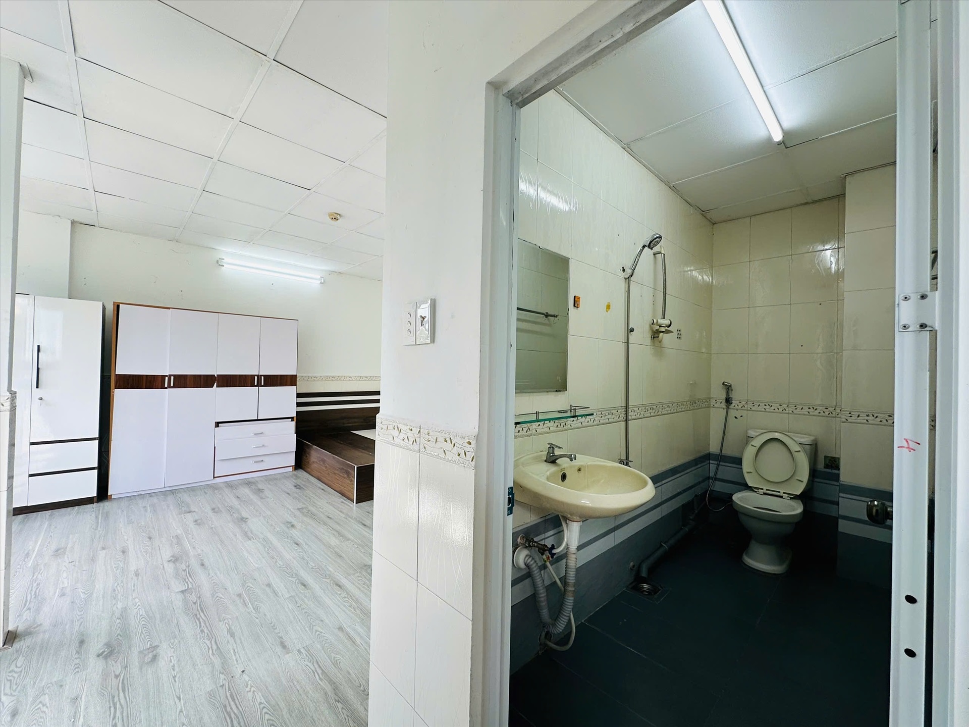 Phòng trọ Studio 30m2 tại AT Room Nguyễn Hồng Đào - Tân Bình - Phòng tắm