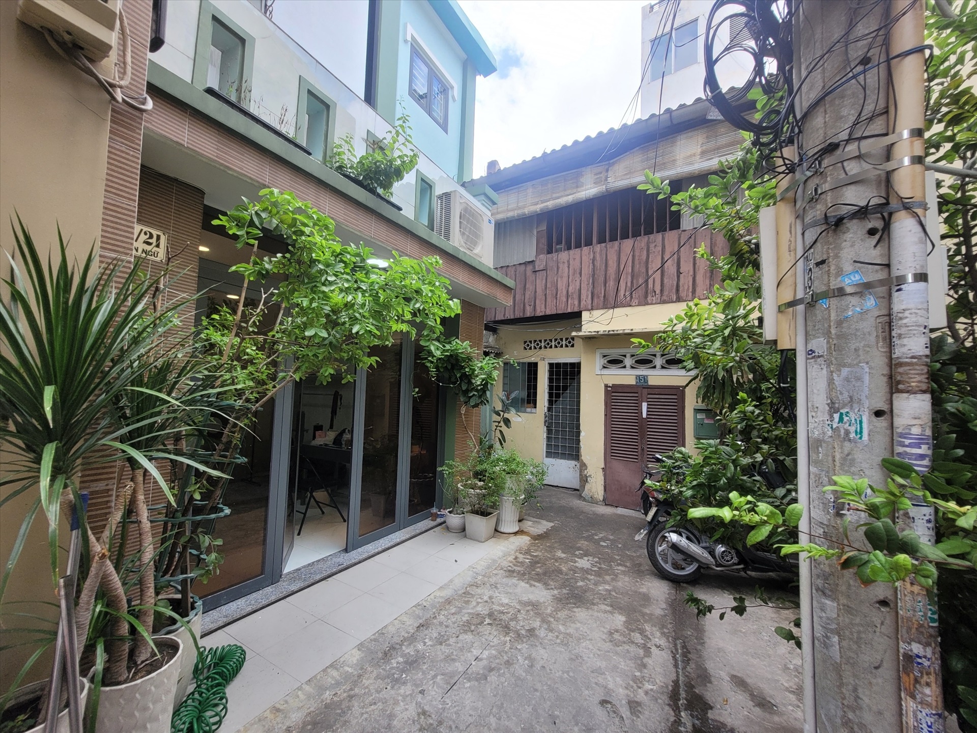 Phòng trọ NQ Housing Phan Ngữ - Quận 1 - Đường vào tòa nhà