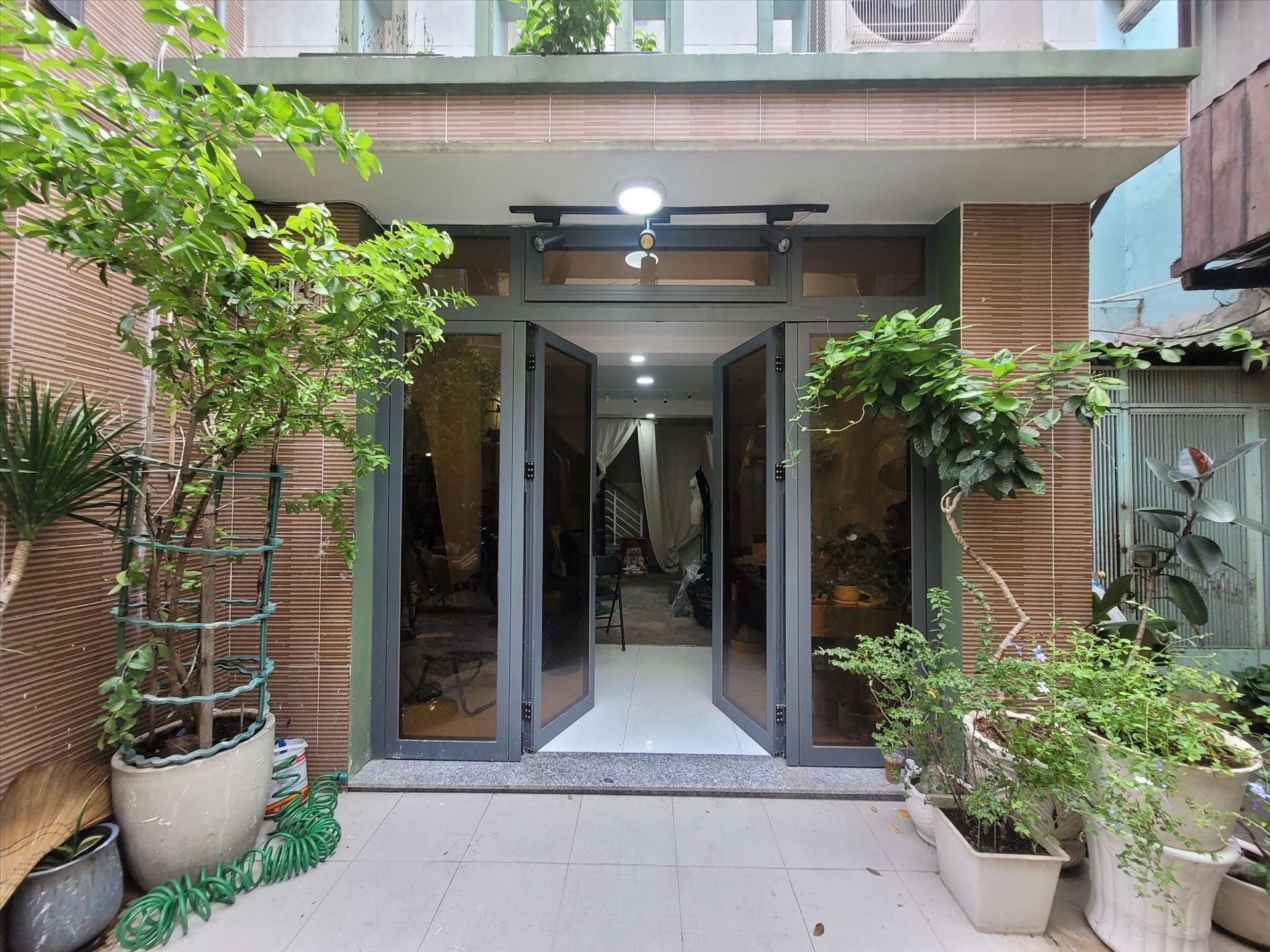 Phòng trọ NQ Housing Phan Ngữ - Quận 1 - Toàn cảnh tòa nhà (*)