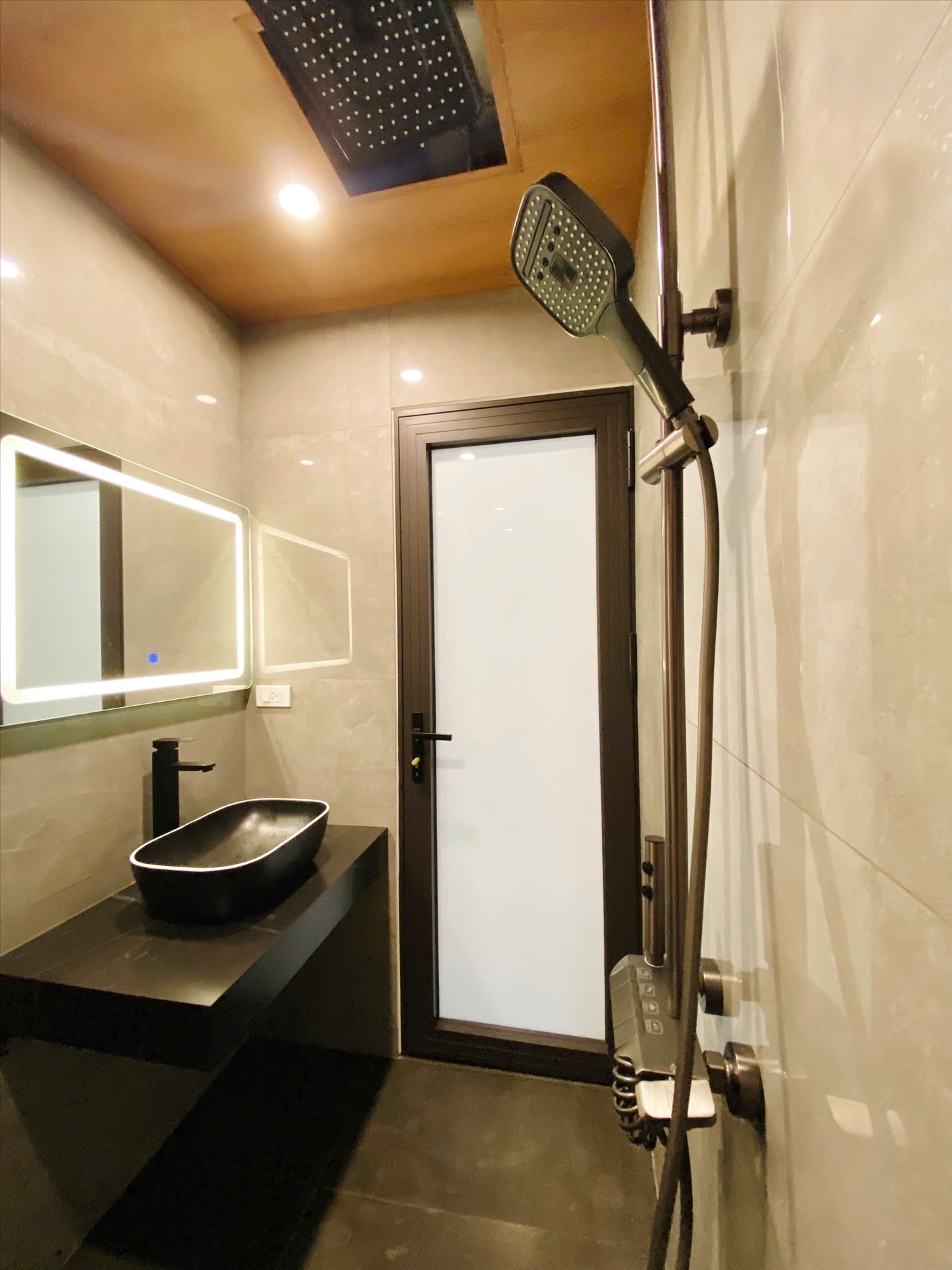 Phòng trọ Studio 25m2 tại DN House Nguyễn Khang - Cầu Giấy - Phòng tắm