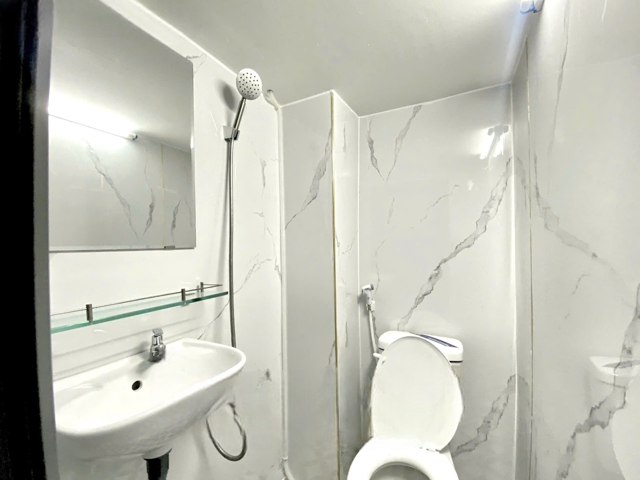 Phòng trọ Duplex 25m2 tại AT House Phan Xích Long - Phú Nhuận - Phòng tắm