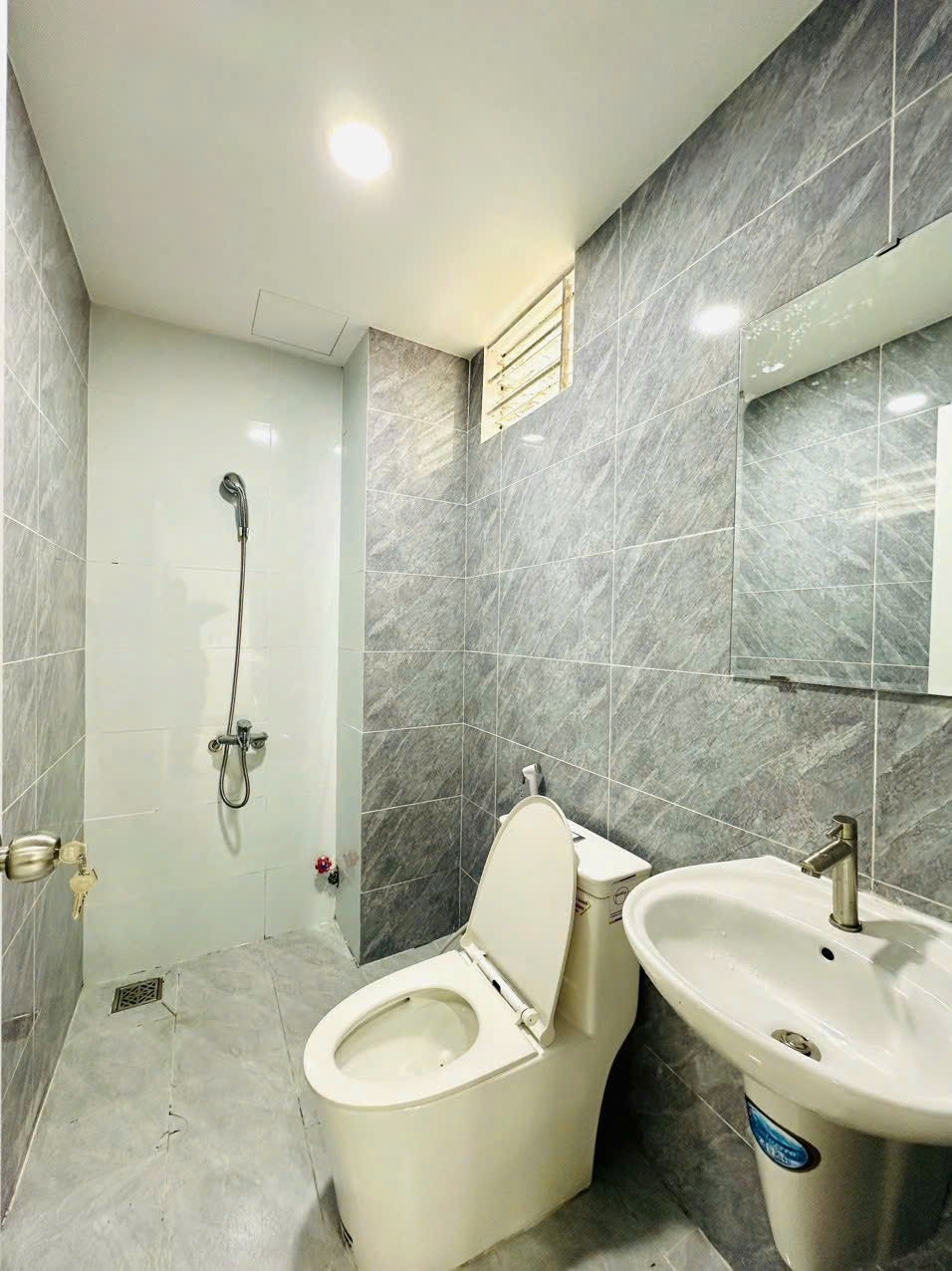 Phòng trọ Studio 30m2 tại TT House Phạm Văn Hai - Tân Bình - Phòng tắm
