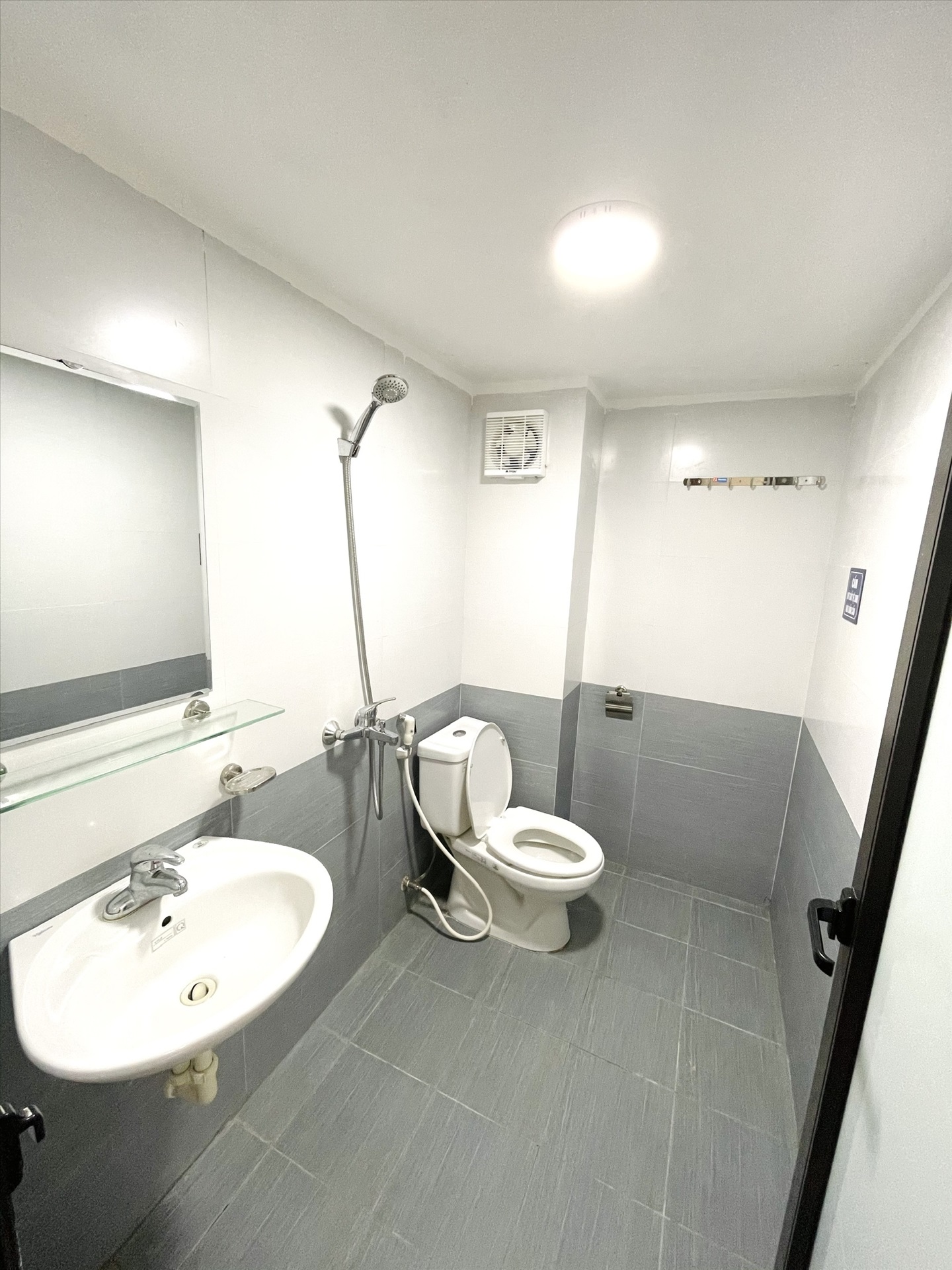 Phòng trọ 1 Phòng ngủ 28m2 tại TT House 1 Dịch Vọng Hậu - Cầu Giấy - Phòng tắm