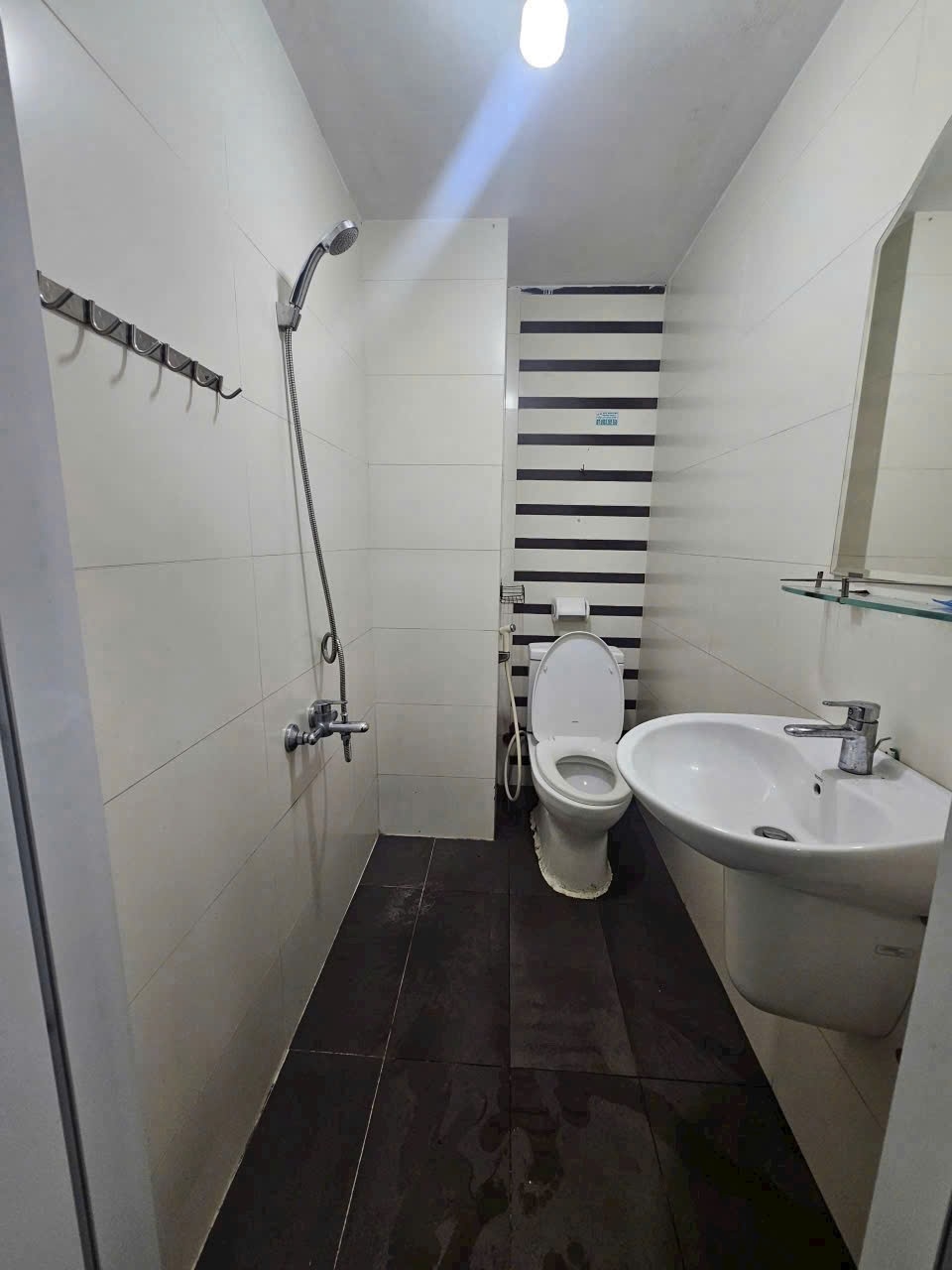 Phòng trọ Studio 25m2 tại NQB Home Huỳnh Văn Bánh - Phú Nhuận - Phòng tắm