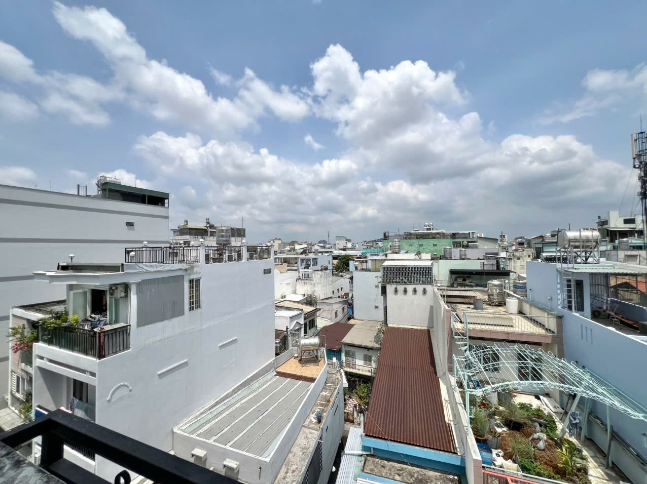 Phòng trọ 1 Phòng ngủ 25m2 tại LT Home Cách Mạng Tháng Tám - Quận 10 - Ban công