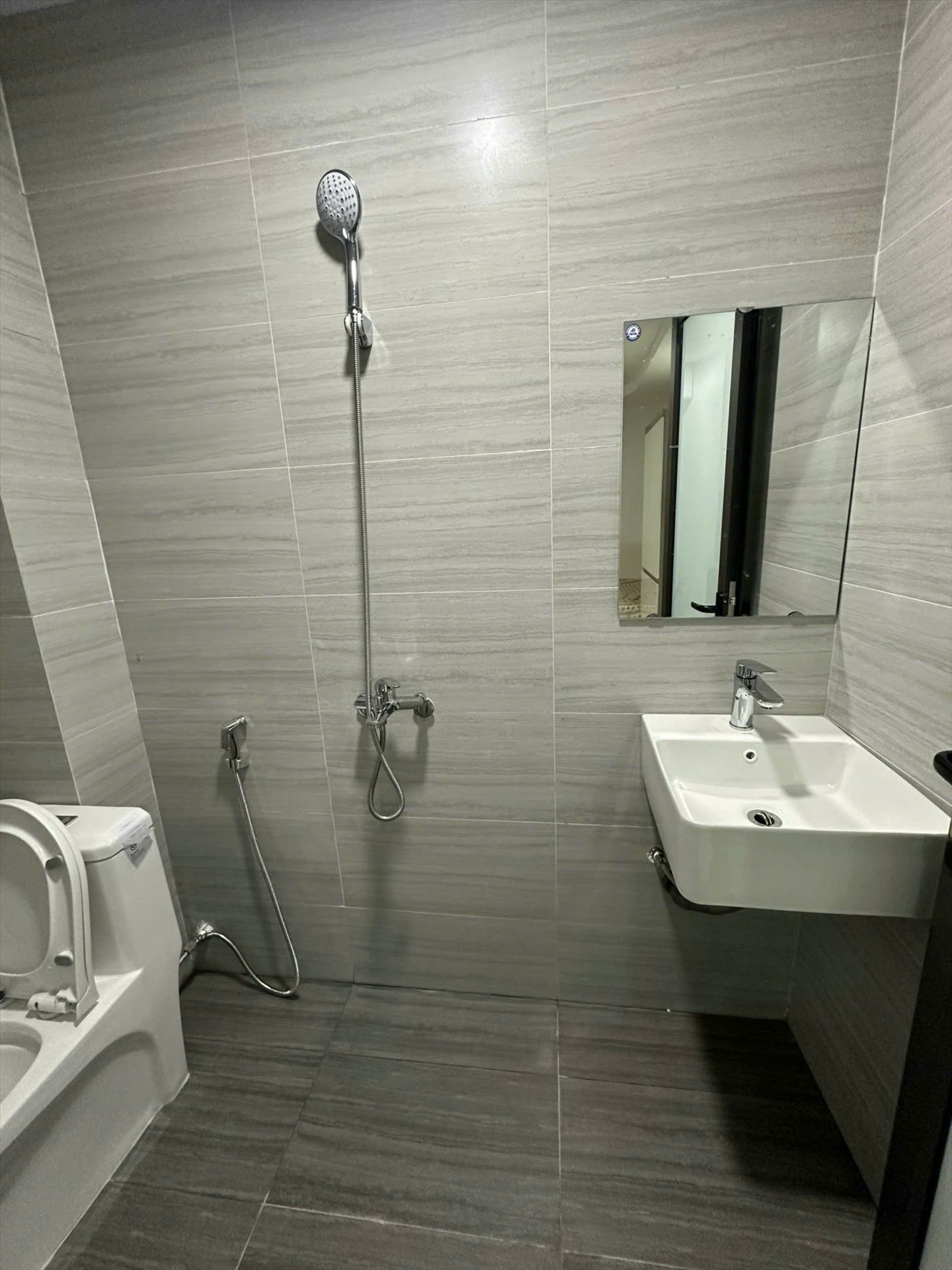 Phòng trọ Studio 25m2 tại NH Housing Hoa Bằng - Cầu Giấy - Phòng tắm