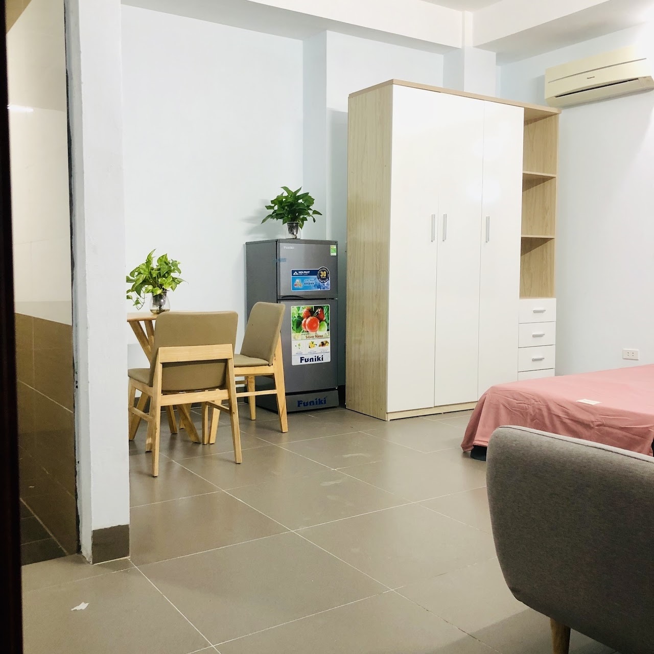 Phòng trọ Studio 28m2 tại RenHouse 1 Trần Thái Tông - Cầu Giấy - Phòng khách