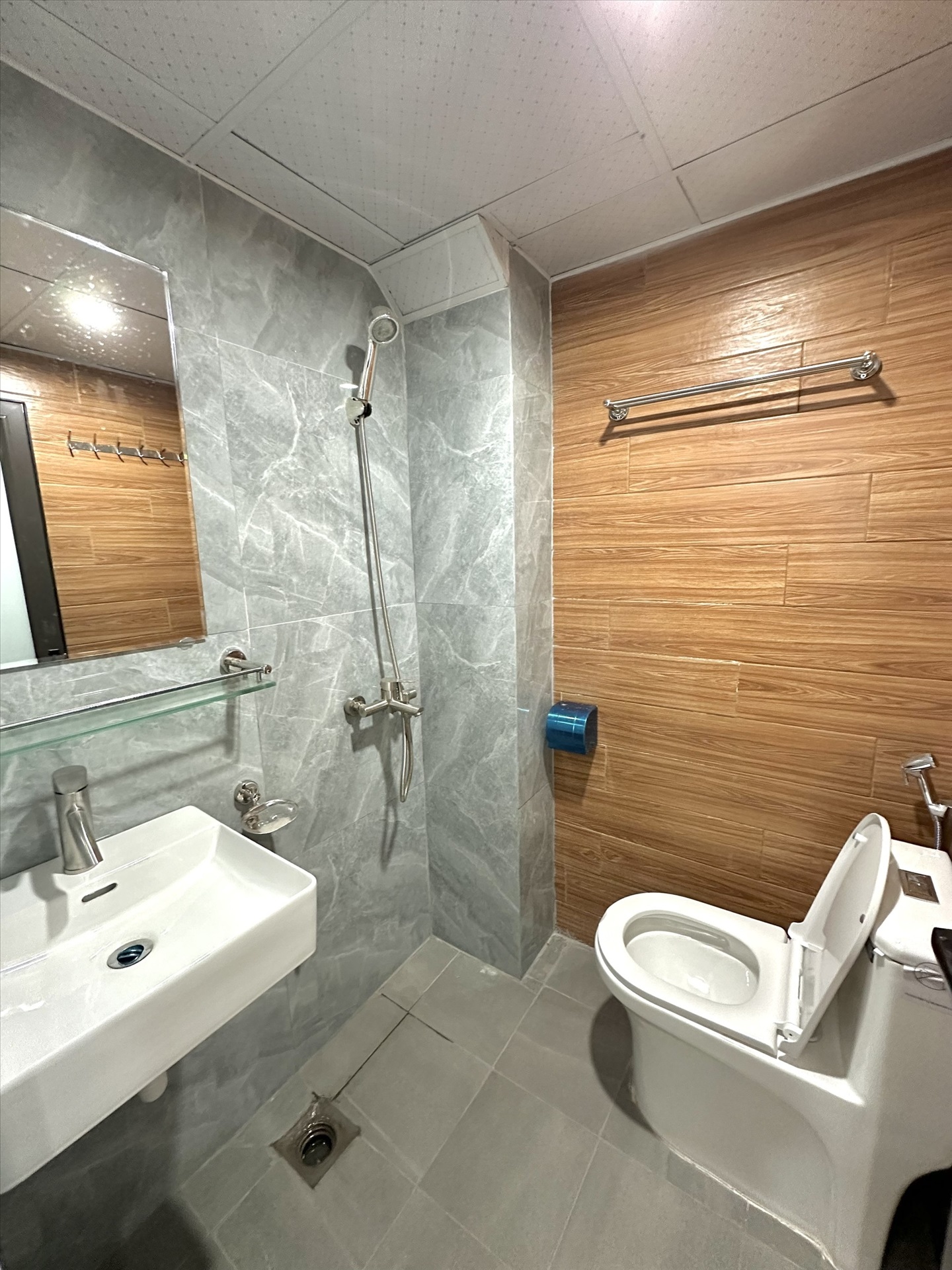 Phòng trọ 1 Phòng ngủ 50m2 tại TT House Xuân Thủy - Cầu Giấy - Phòng tắm
