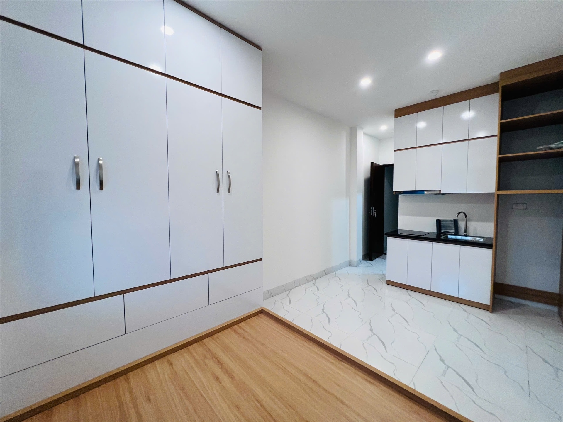 Phòng trọ DT House Lạc Long Quân - Cầu Giấy - Phòng (*)