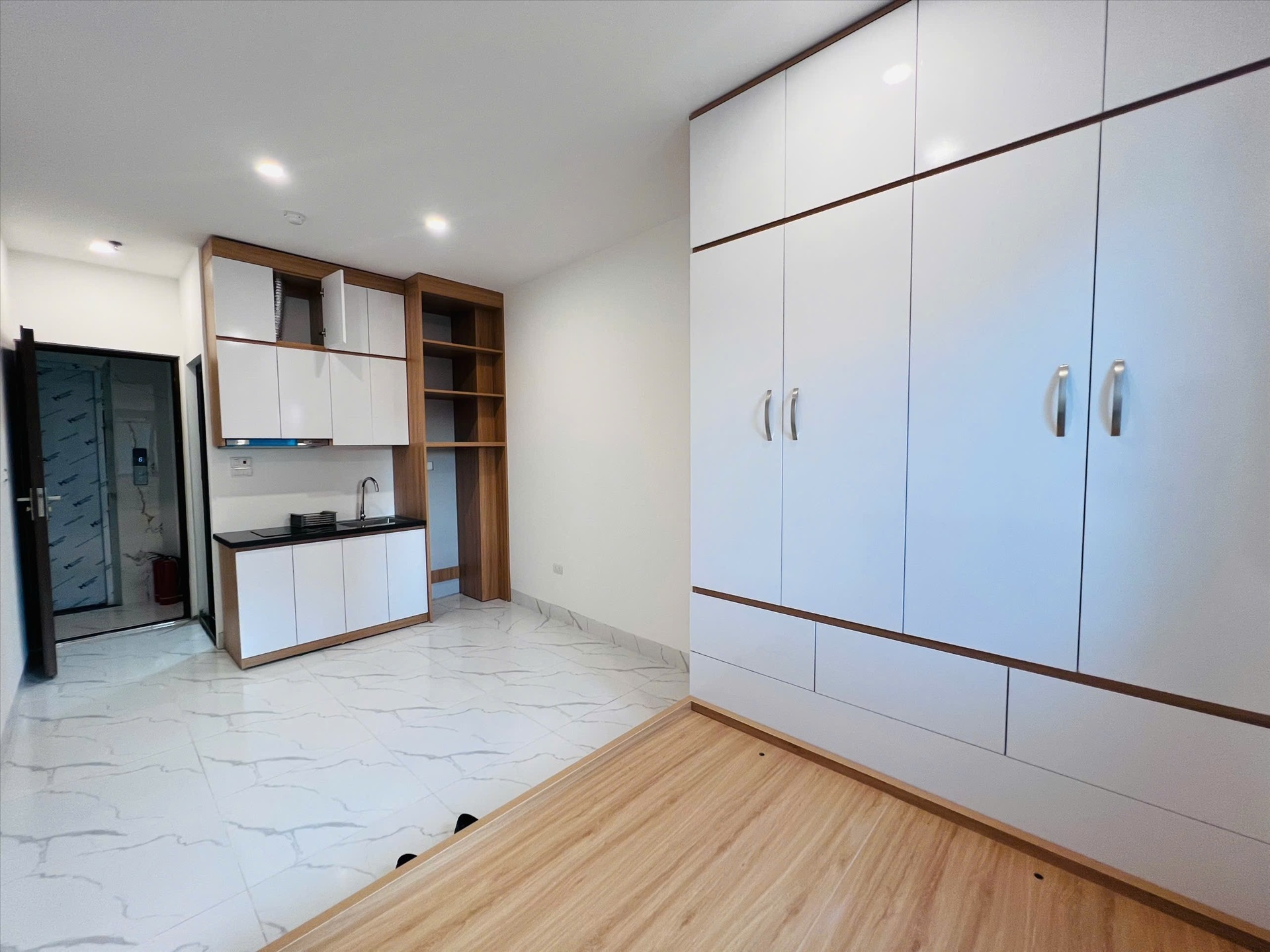 Phòng trọ DT House Lạc Long Quân - Cầu Giấy - Phòng (*)