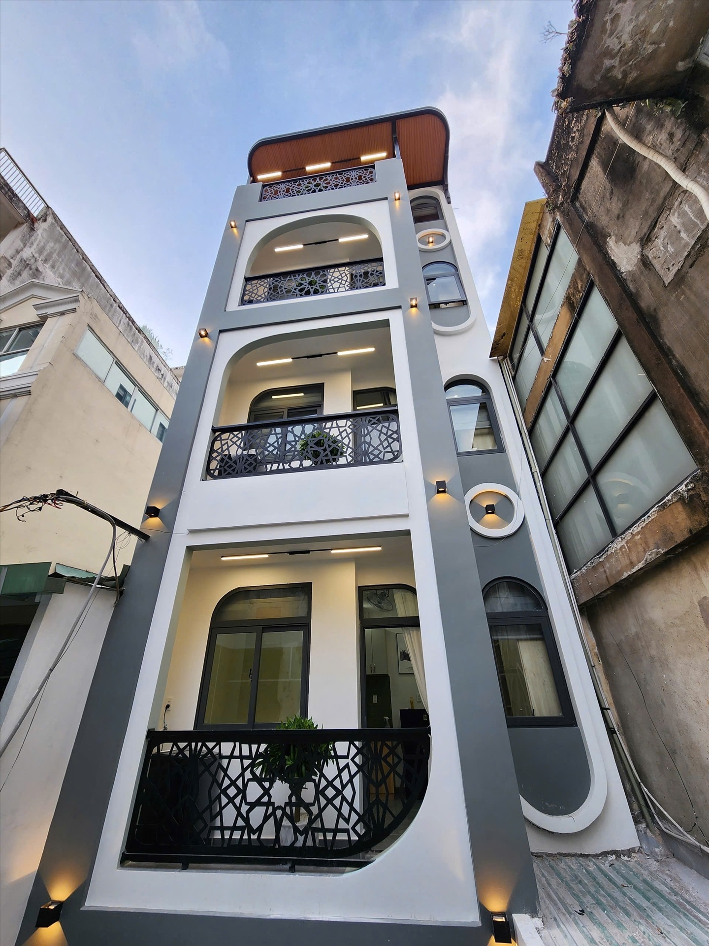 Phòng trọ TT House Lê Thánh Tôn - Quận 1 - Toàn cảnh tòa nhà (*)
