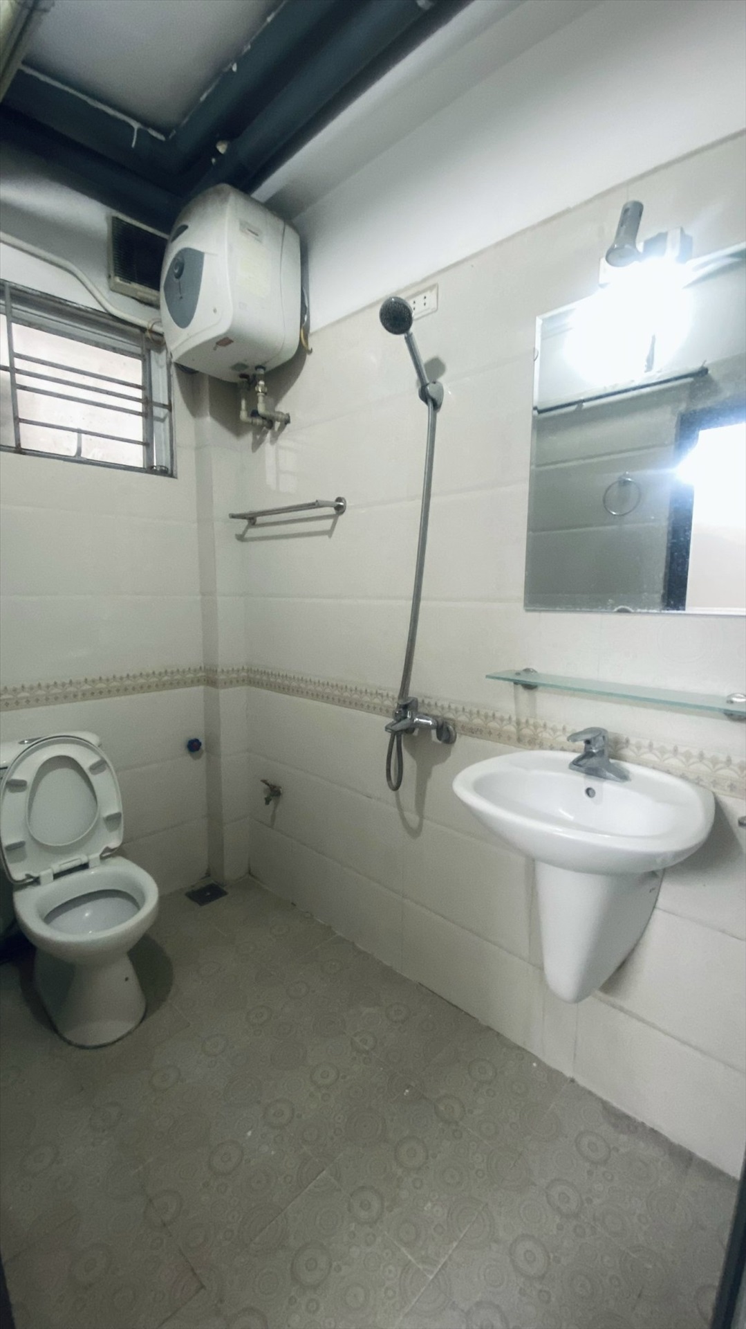 Phòng trọ Studio 22m2 tại QHOME Trung Kính - Cầu Giấy - Phòng tắm