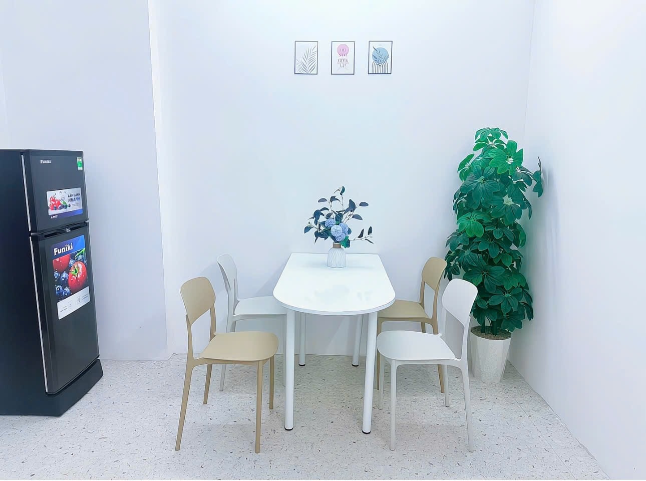 Phòng trọ 2 Phòng ngủ 50m2 tại VNHouse Lam Sơn - Tân Bình - Phòng khách