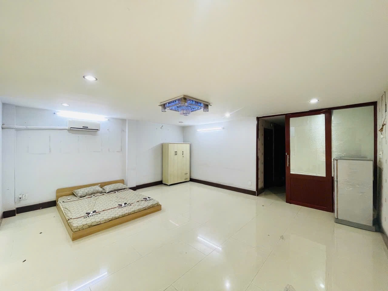 Phòng trọ ĐHQ House Hoàng Bật Đạt - Tân Bình - Phòng (*)
