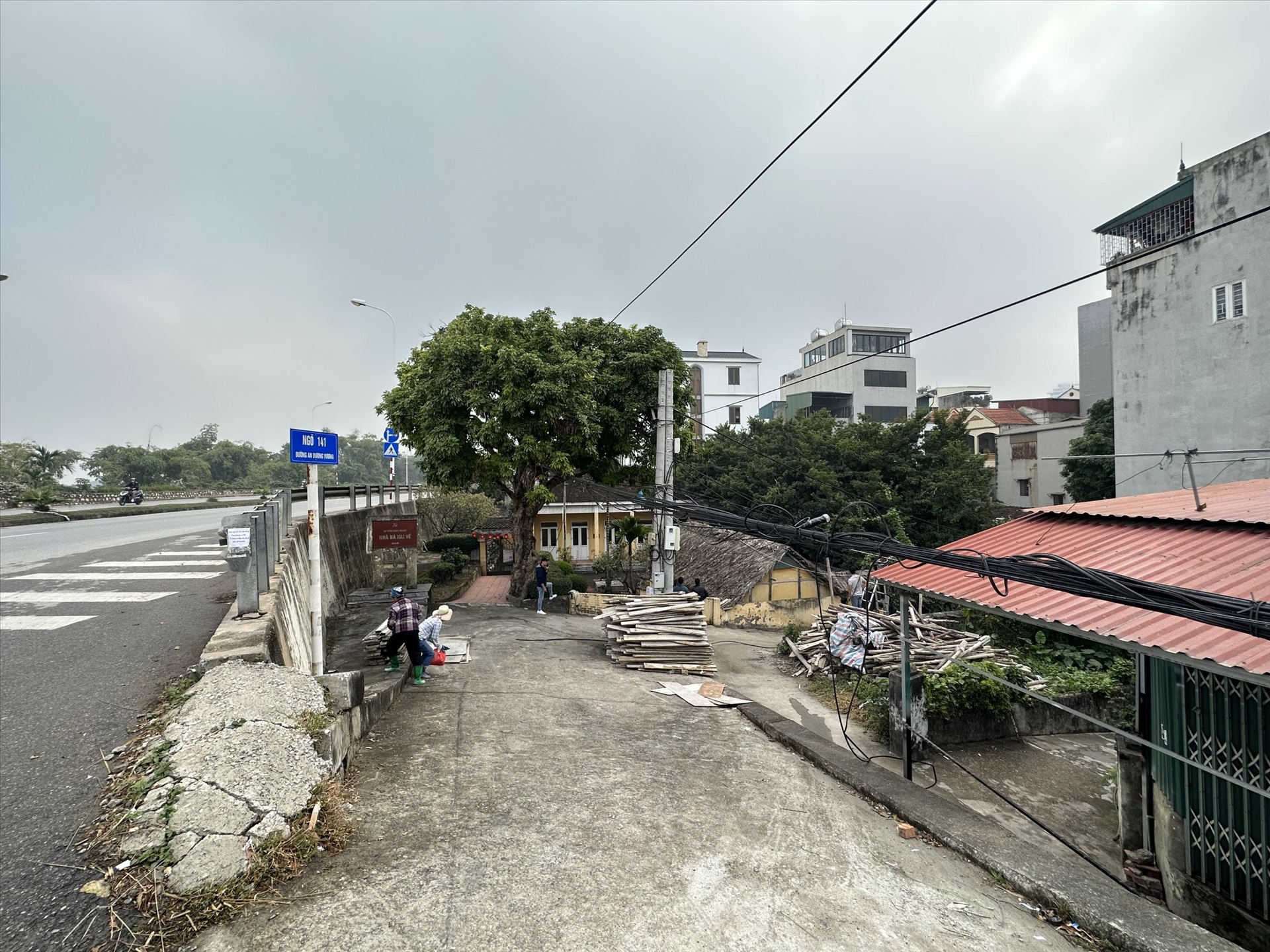 Phòng trọ RENHOUSE An Dương Vương - Tây Hồ - Đường vào tòa nhà