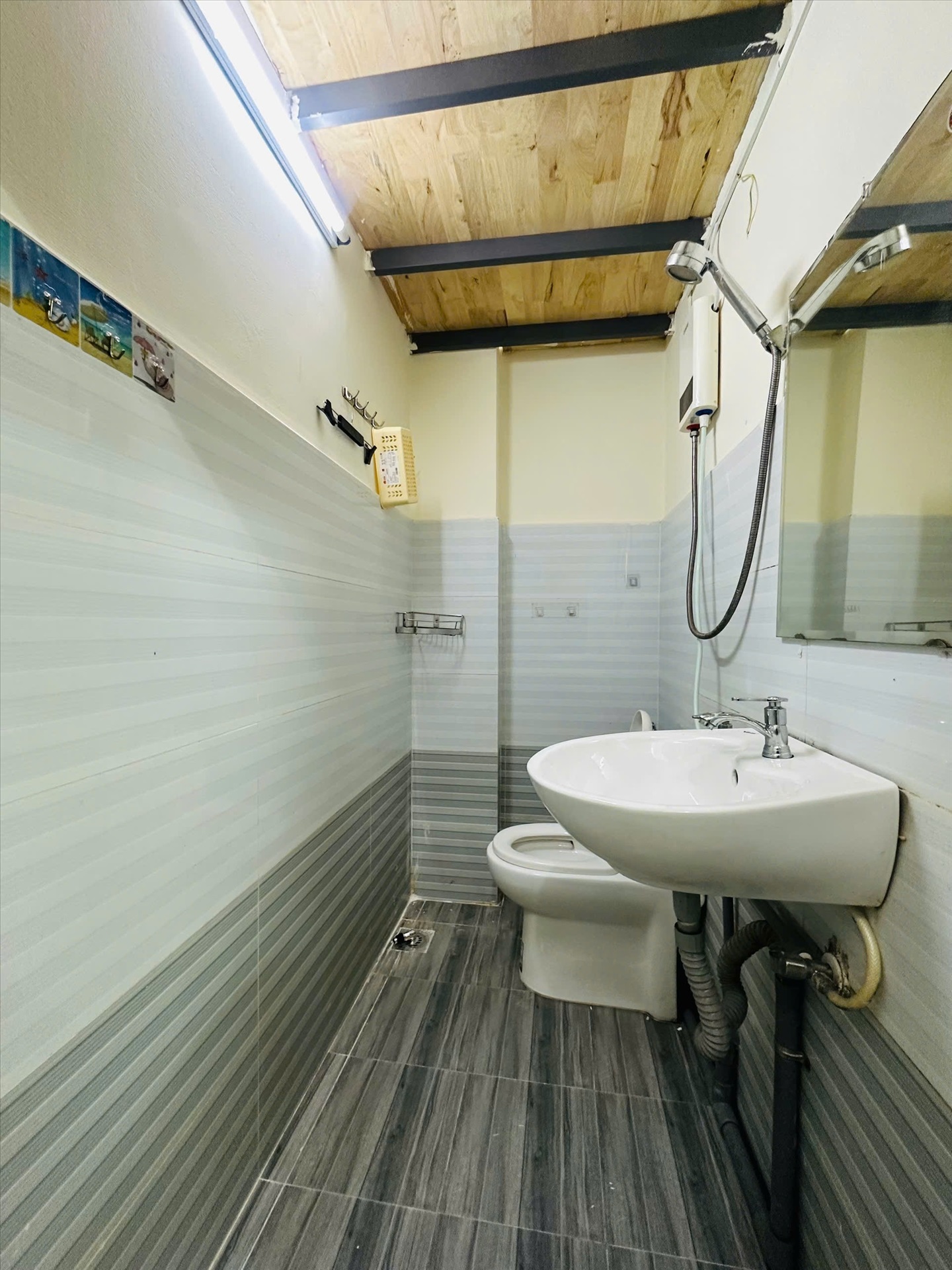 Phòng trọ Duplex 18m2 tại PT House Huỳnh Văn Bánh - Phú Nhuận - Phòng tắm