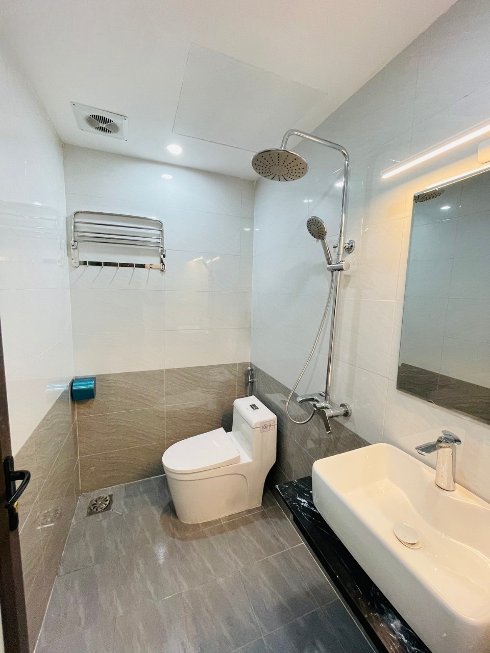 Phòng trọ Studio 35m2 tại Salahomes Nguyễn Thị Định - Cầu Giấy - Phòng tắm
