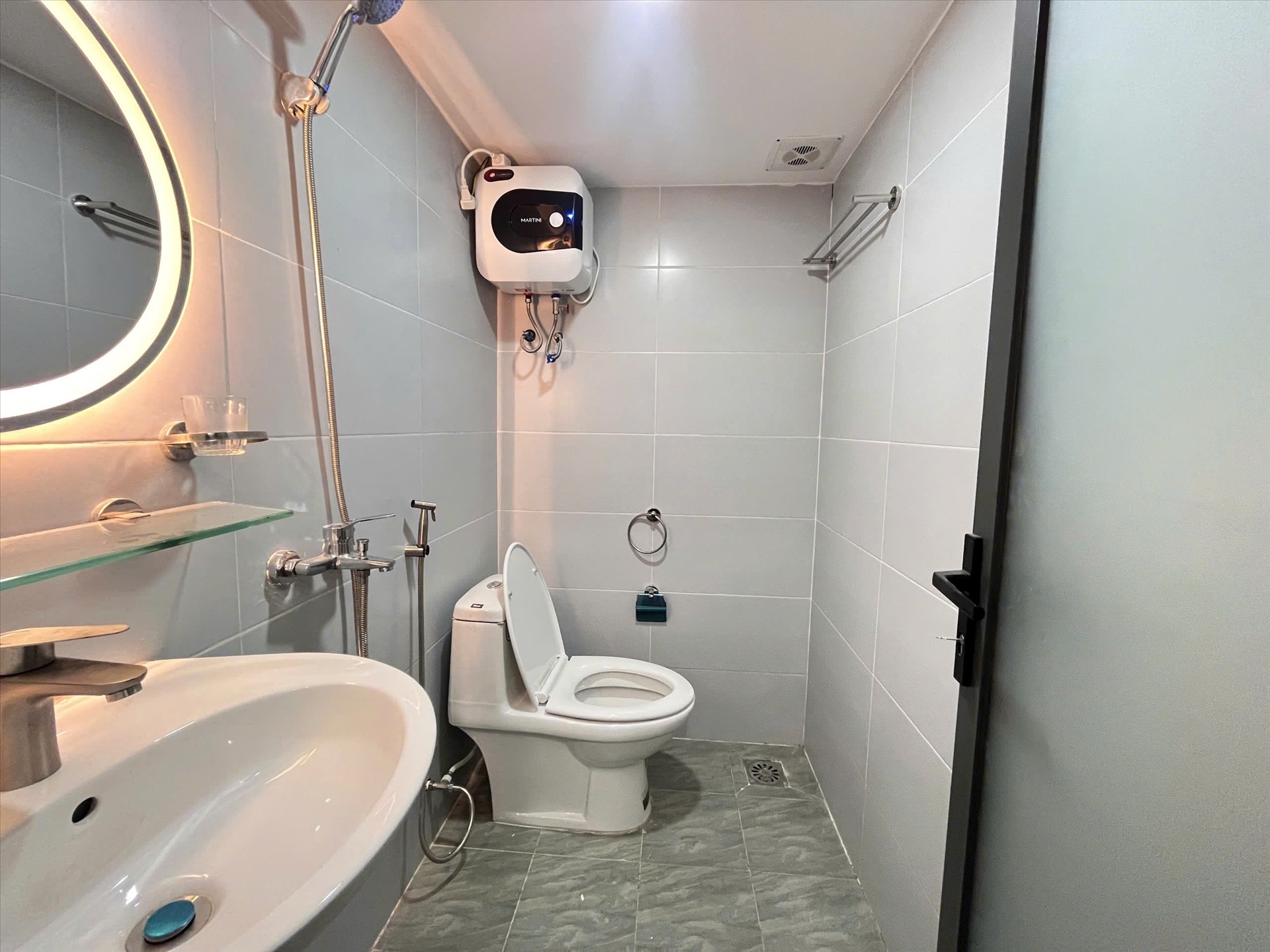Phòng trọ Duplex 25m2 tại Redhomes Hiệp Nhất - Tân Bình - Phòng tắm