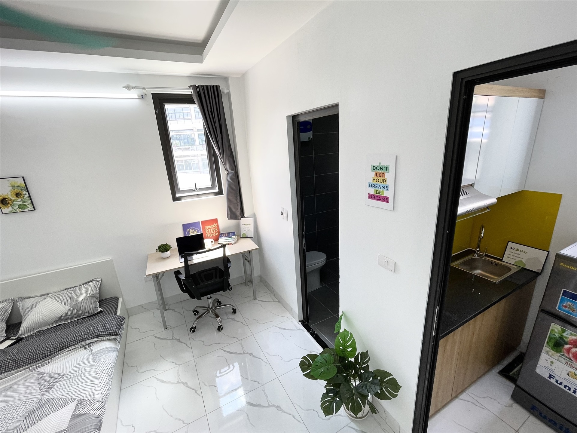 Phòng trọ Studio 20m2 tại Airstay Lê Thanh Nghị - Hai Bà Trưng - Góc làm việc