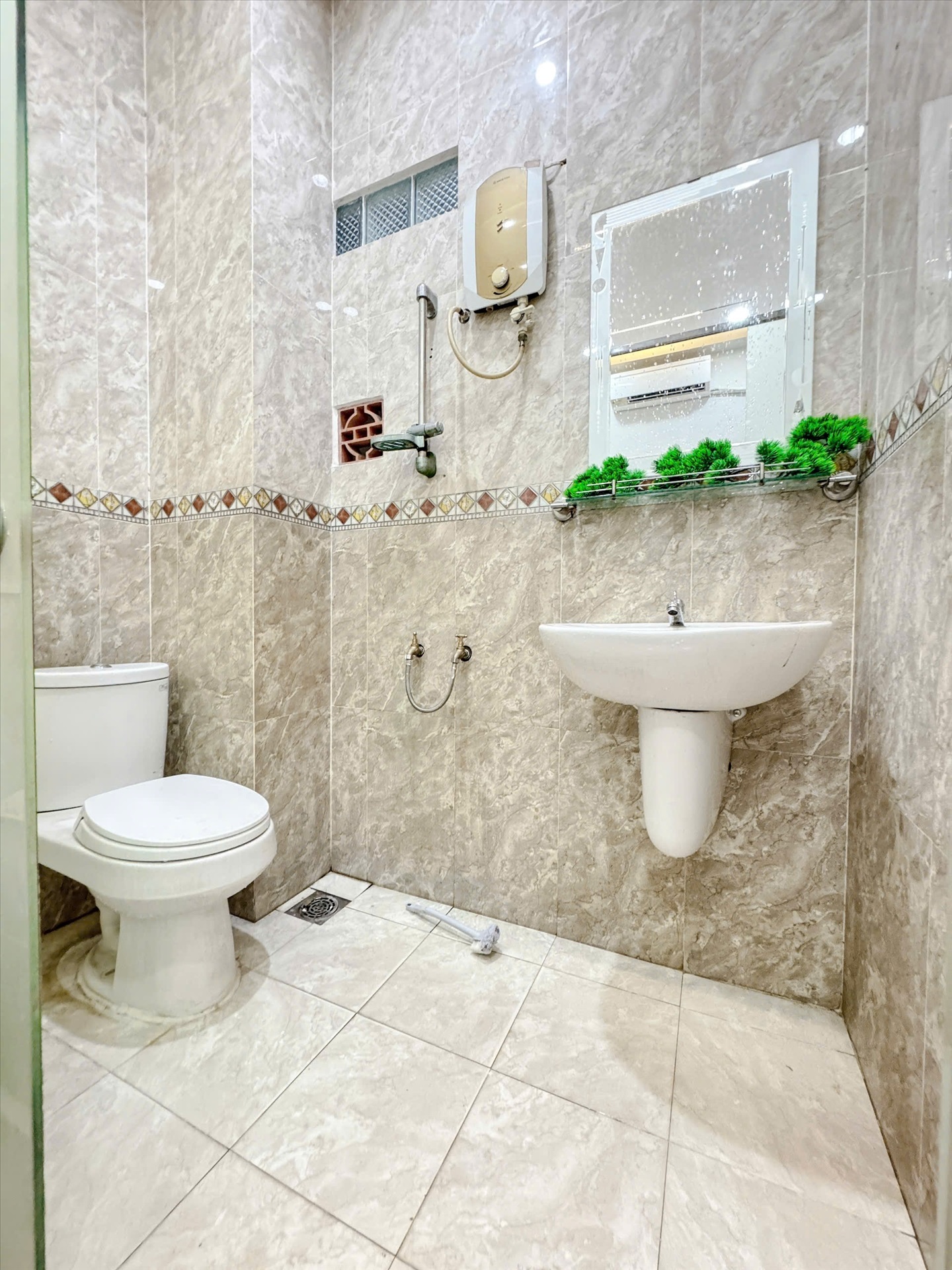 Phòng trọ Studio 30m2 tại Kinghome Nguyễn Thái Bình - Tân Bình - Phòng tắm