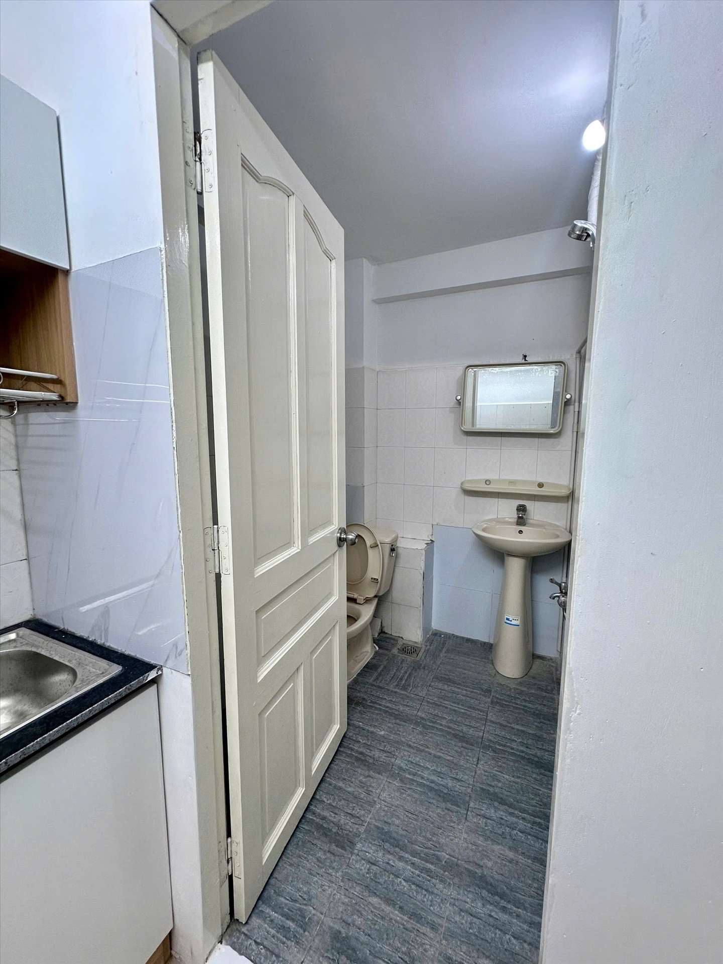 Phòng trọ Studio 25m2 tại Rich Home Trần Quốc Hoàn - Tân Bình - Phòng tắm