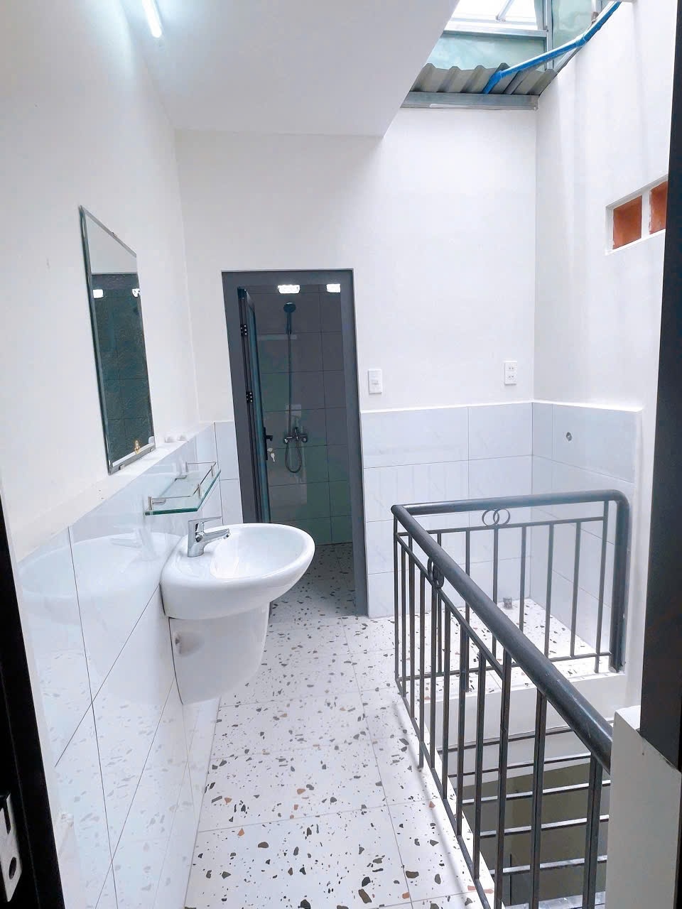 Phòng trọ Studio 25m2 tại Central House Nguyễn Hậu - Tân Phú - Phòng tắm