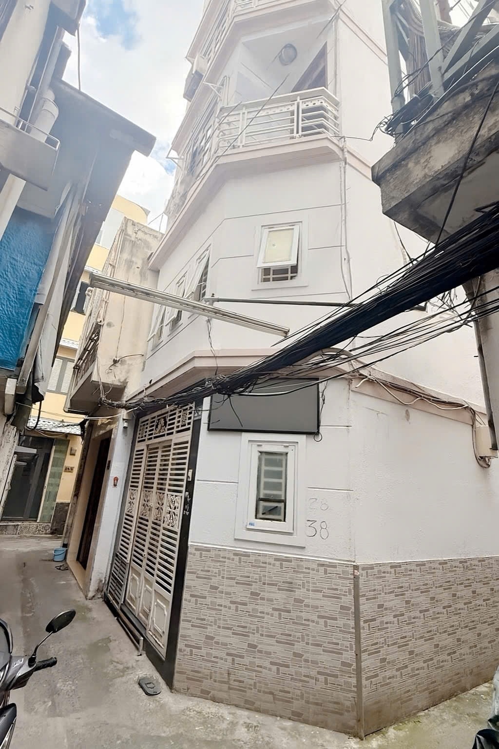Phòng trọ B House Đỗ Quang Đẩu - Quận 1 - Toàn cảnh tòa nhà (*)