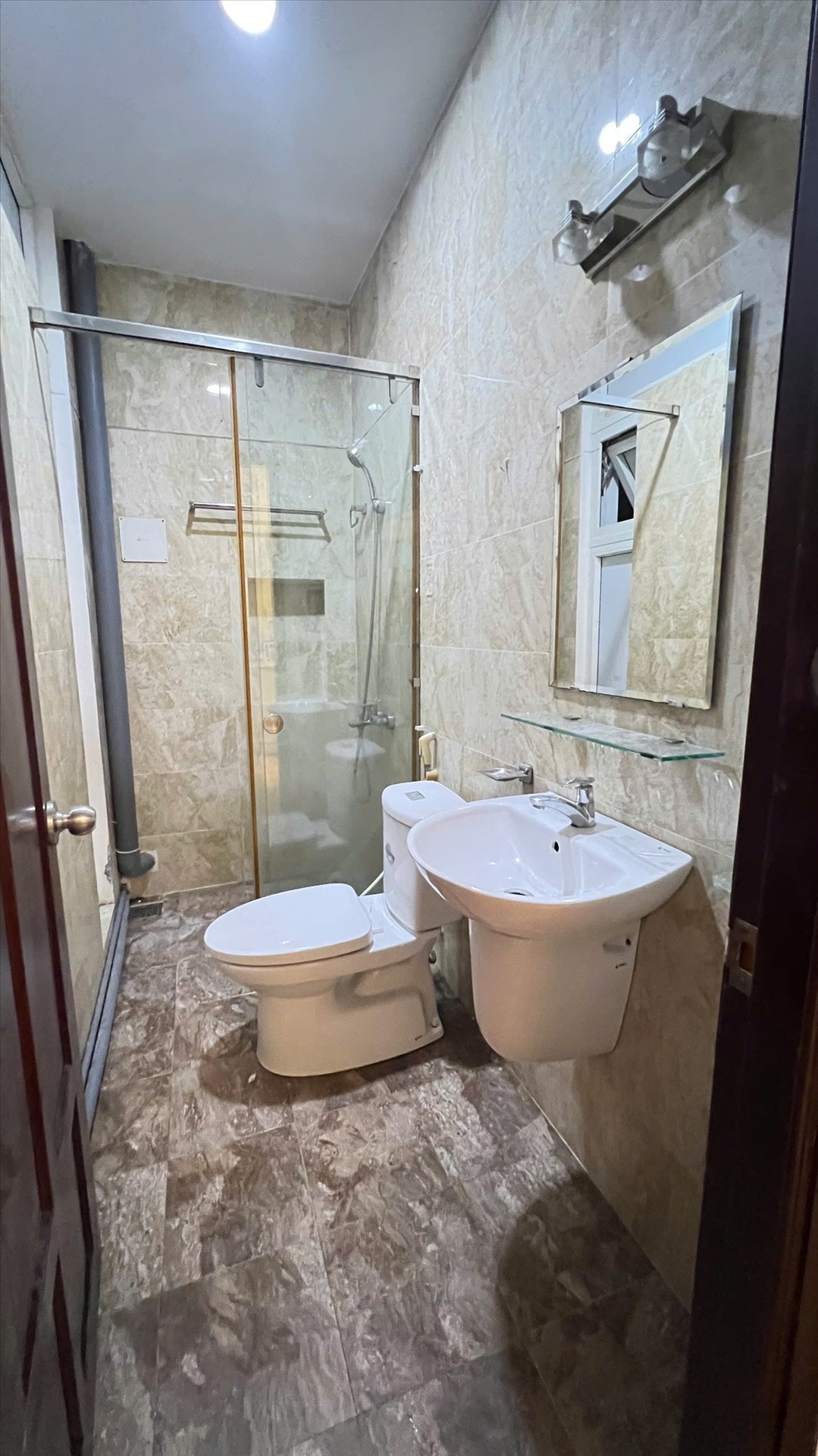 Phòng trọ 1 Phòng ngủ 35m2 tại Đất Lành Apartment Yên Thế - Tân Bình - Phòng tắm