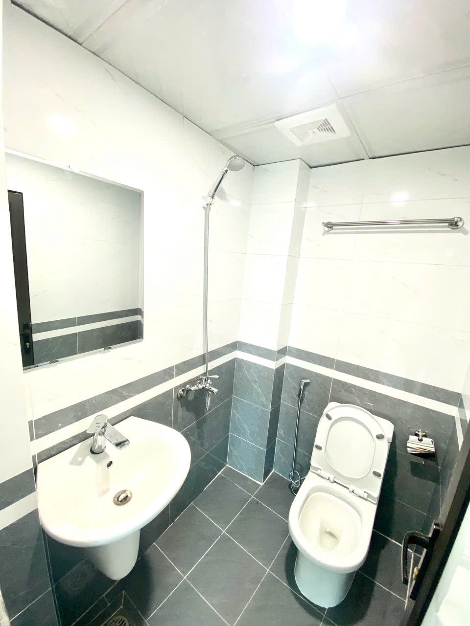 Phòng trọ Duplex 20m2 tại Big Home Đình Quán - Bắc Từ Liêm - Phòng tắm