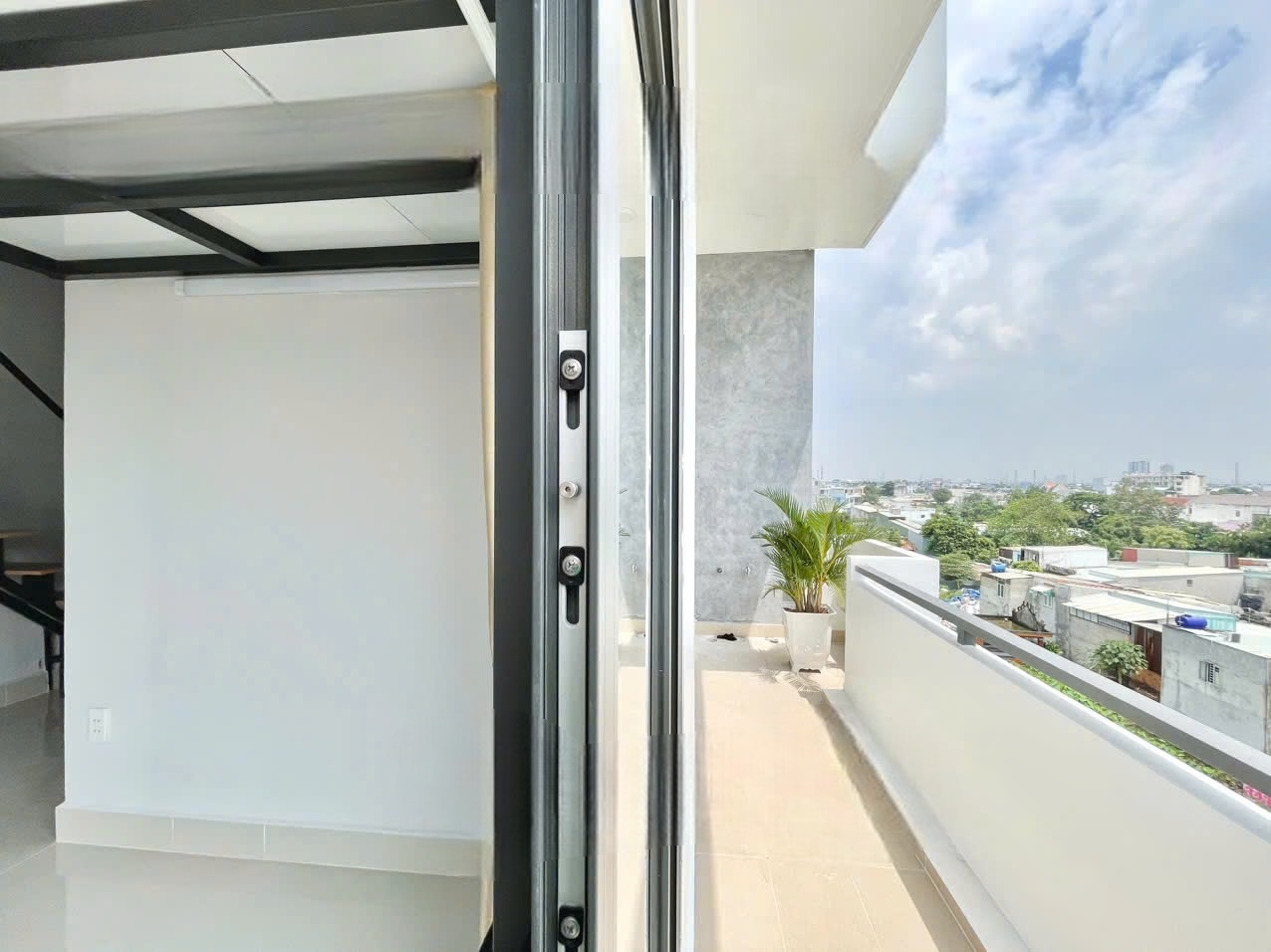 Phòng trọ Duplex 27m2 tại Kola Apartment 2 Đường số 1 - Bình Tân - Ban công