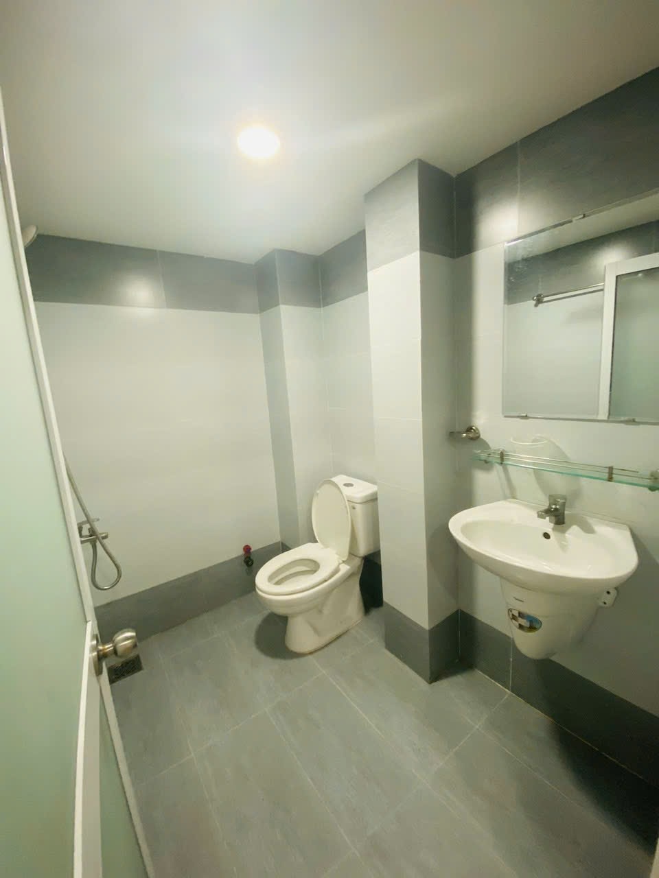 Phòng trọ Duplex 25m2 tại HT House Phạm Văn Đồng - Bình Thạnh - Phòng tắm