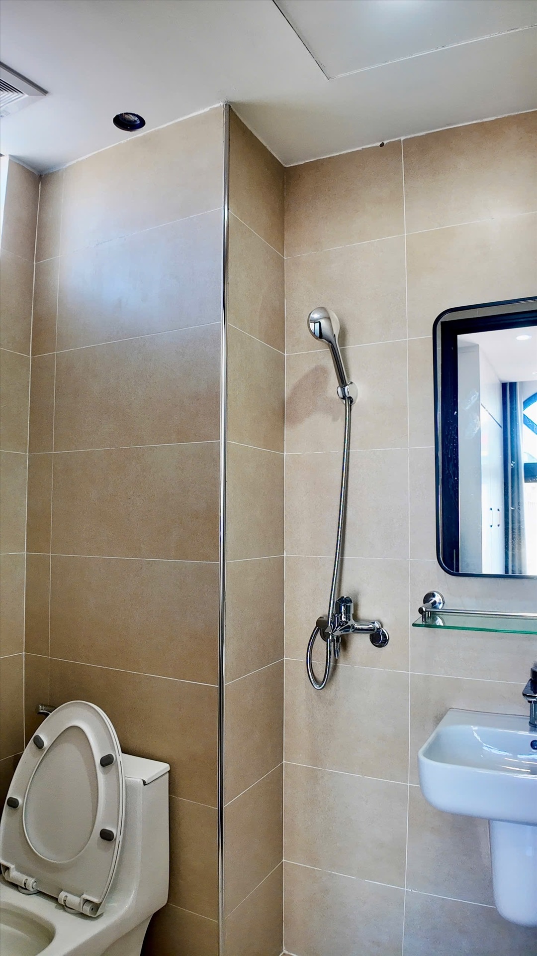 Phòng trọ Studio 18m2 tại Be Home Trung Kính - Cầu Giấy - Phòng tắm