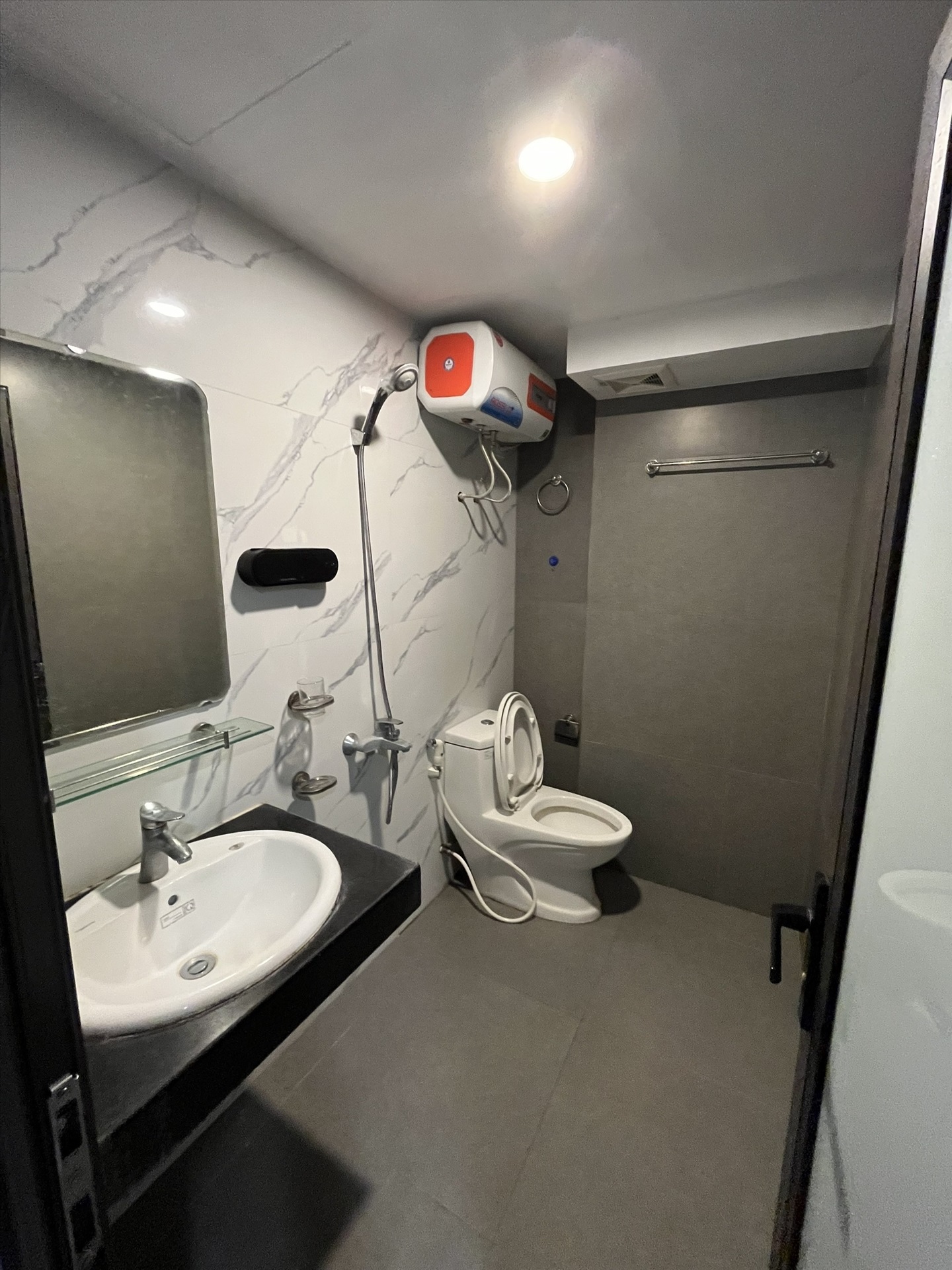 Phòng trọ Studio 20m2 tại TT House 1 Đường Láng - Đống Đa - Phòng tắm