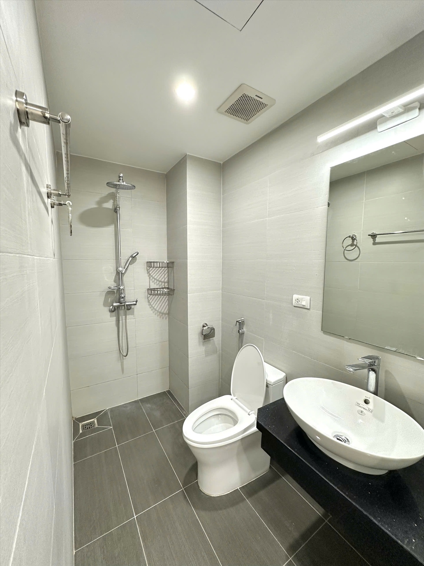 Phòng trọ 2 Phòng ngủ 80m2 tại TT House 2 Đường Láng - Đống Đa - Phòng tắm