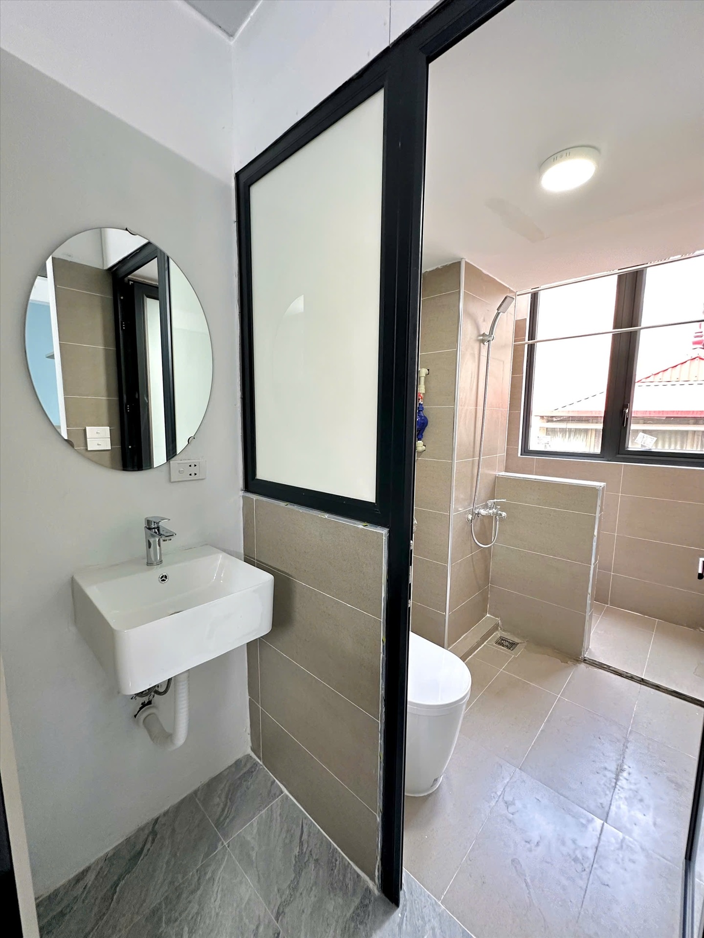 Phòng trọ Studio 30m2 tại  TT House Chùa Láng - Đống Đa - Phòng tắm