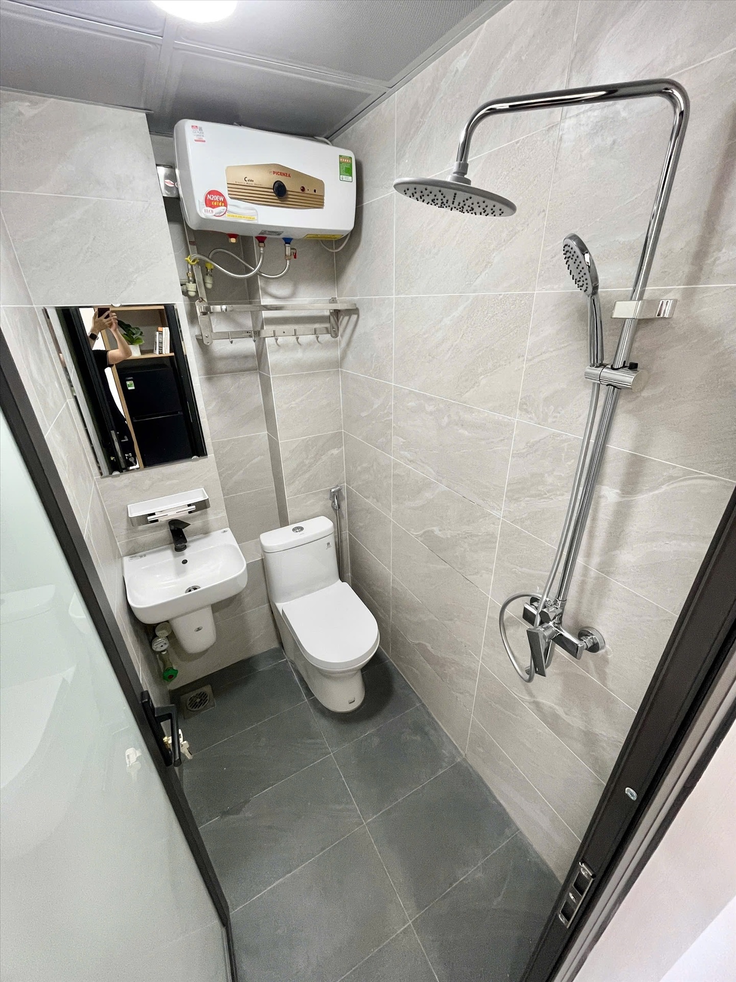 Phòng trọ Studio 26m2 tại Airstay Hoàng Quốc Việt - Cầu Giấy - Phòng tắm