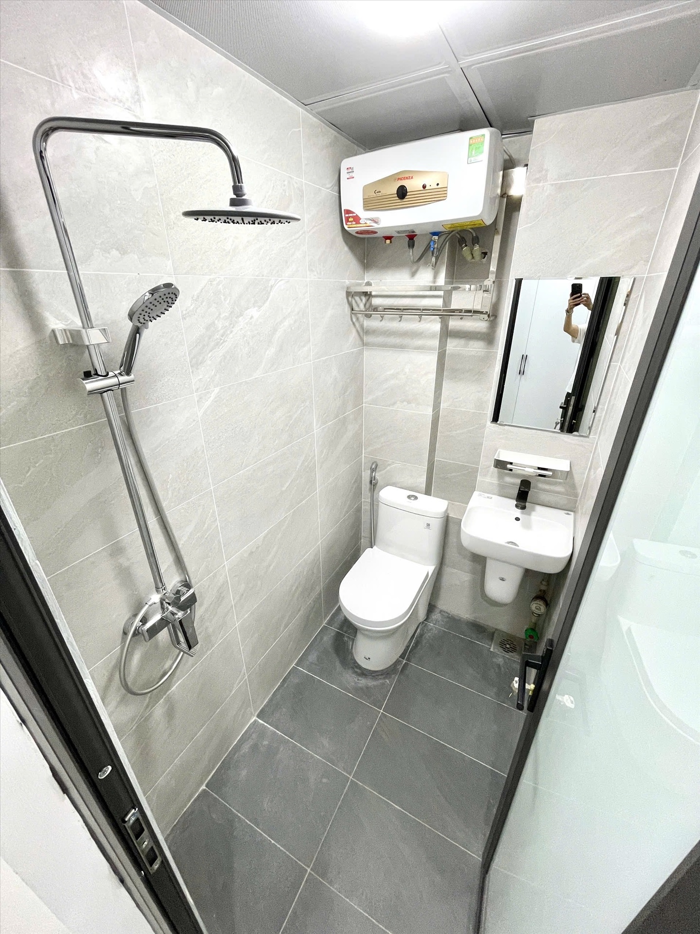 Phòng trọ Studio 25m2 tại Airstay Hoàng Quốc Việt - Cầu Giấy - Phòng tắm