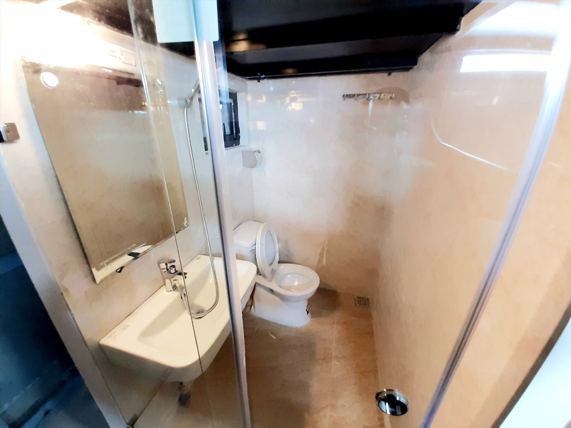 Phòng trọ Duplex 20m2 tại Akaland Phùng Hưng - Hà Đông - Phòng tắm