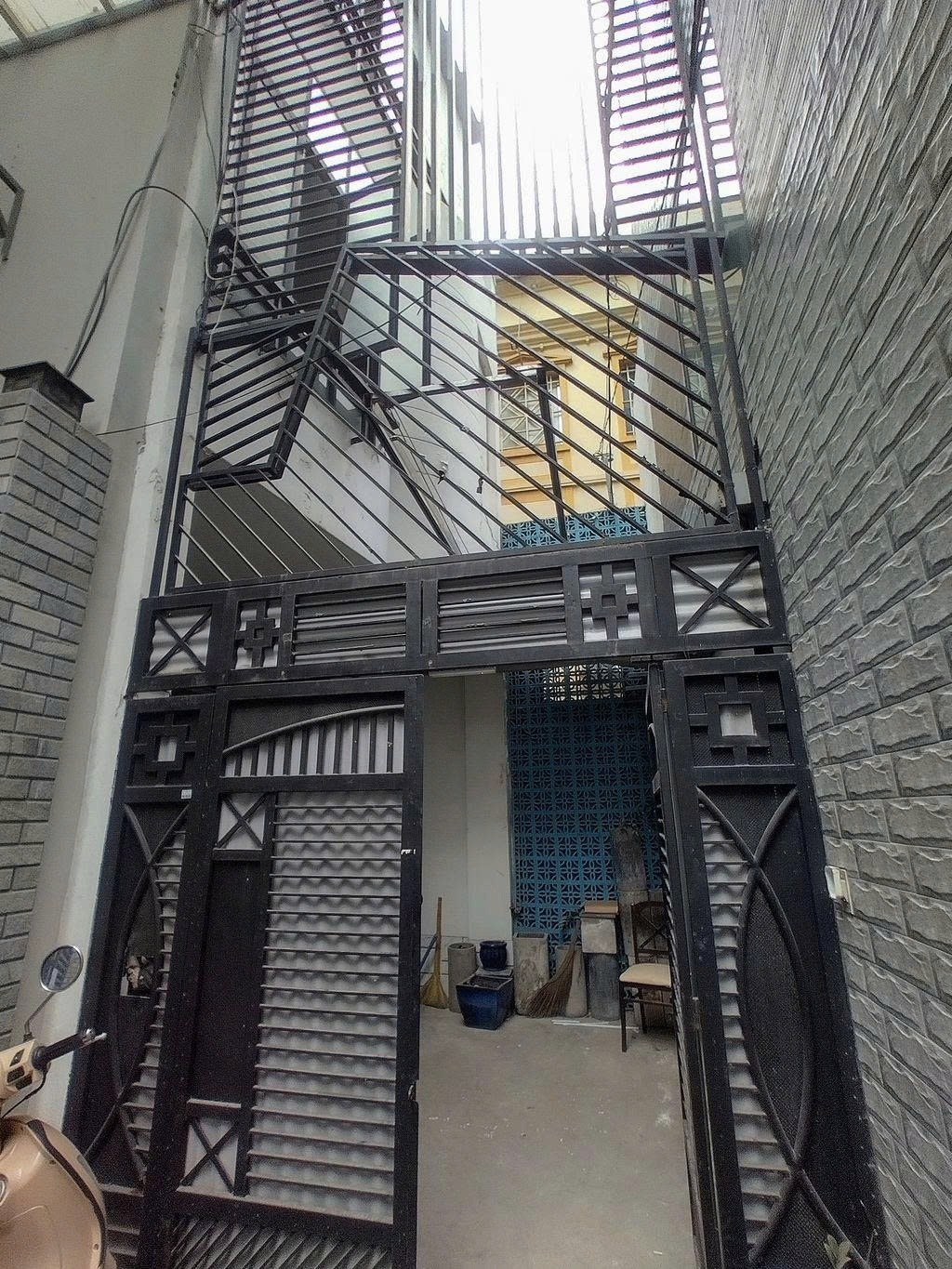 Phòng trọ PTC House Bùi Thị Xuân - Quận 1 - Toàn cảnh tòa nhà (*)