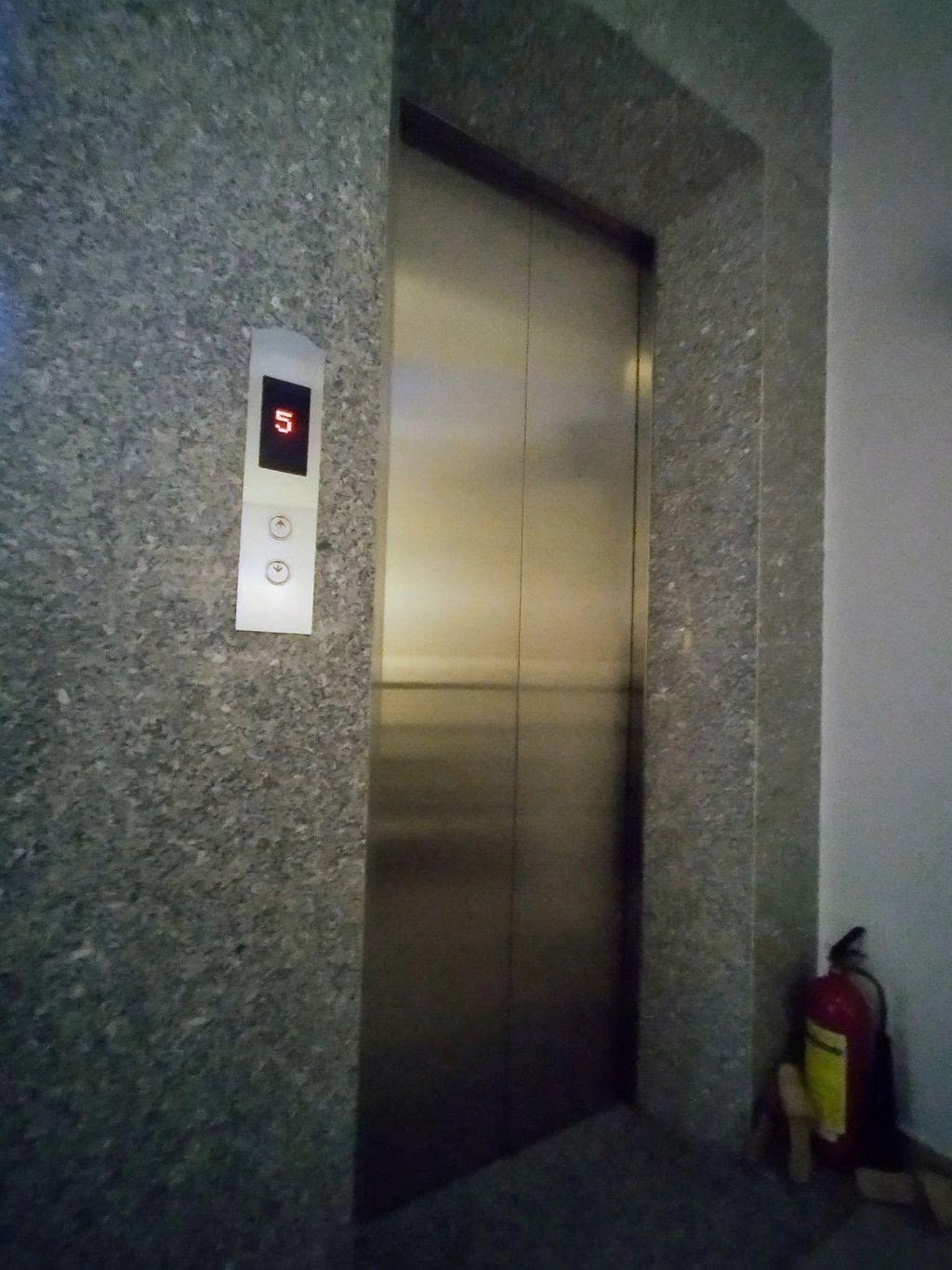 Phòng trọ PTC House 1 Khánh Hội - Quận 4 - Thang máy