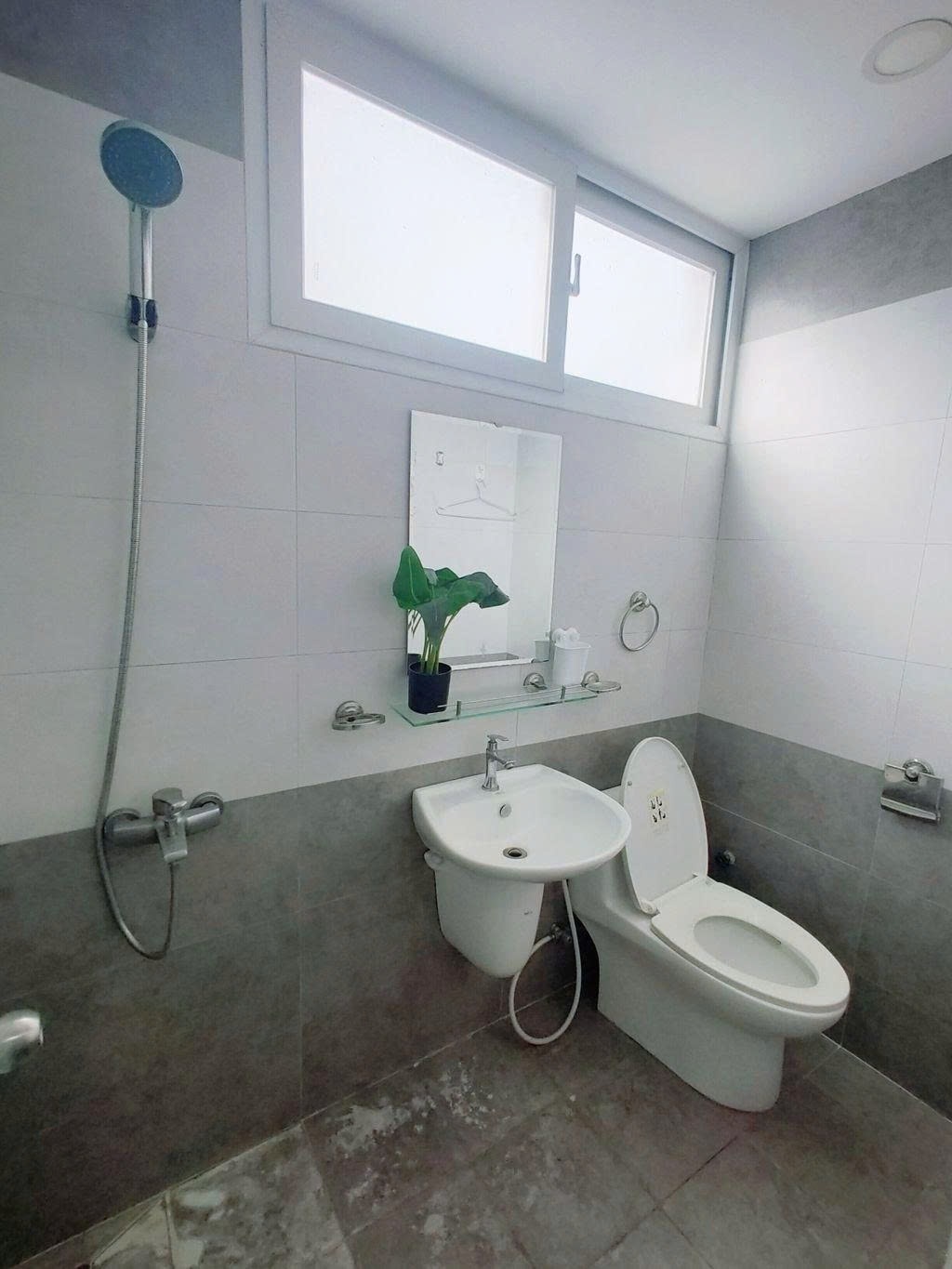 Phòng trọ Studio 25m2 tại PTC House Hồ Hảo Hớn 1- Quận 1 - Phòng tắm