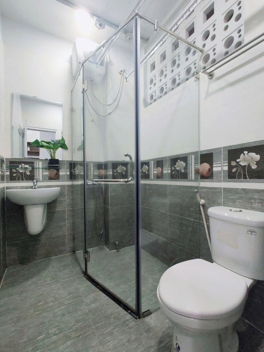 Phòng trọ Studio 12m2 tại PTC House 1 Lý Phục Man - Quận 7 - Phòng tắm