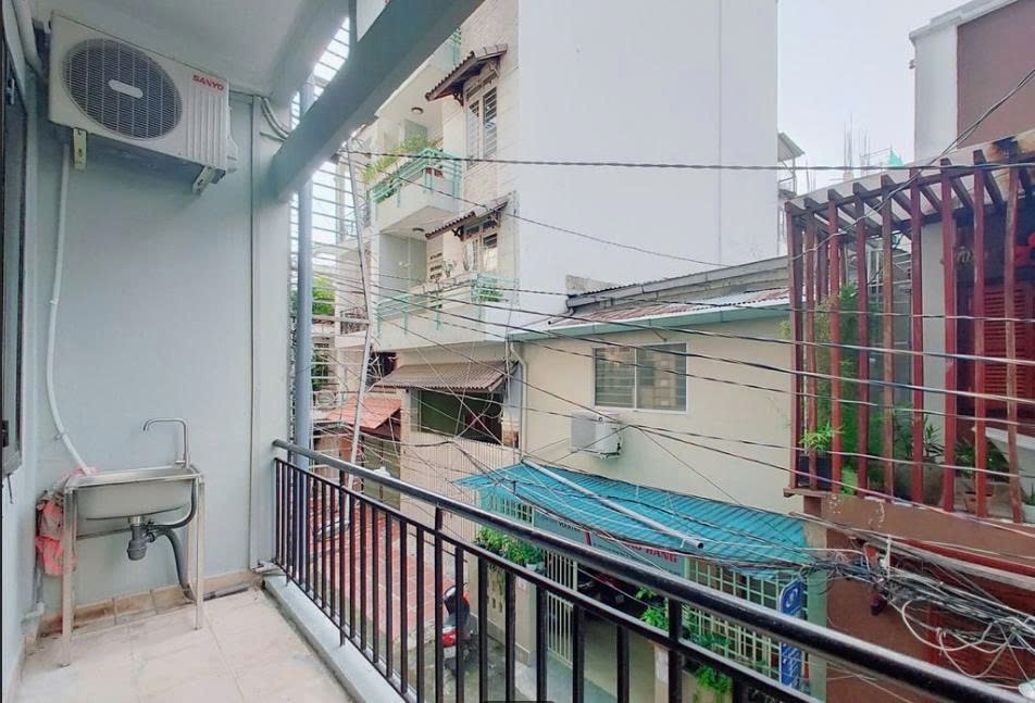 Phòng trọ Studio 20m2 tại PTC House 4 Trần Hưng Đạo - Quận 1 - Ban công